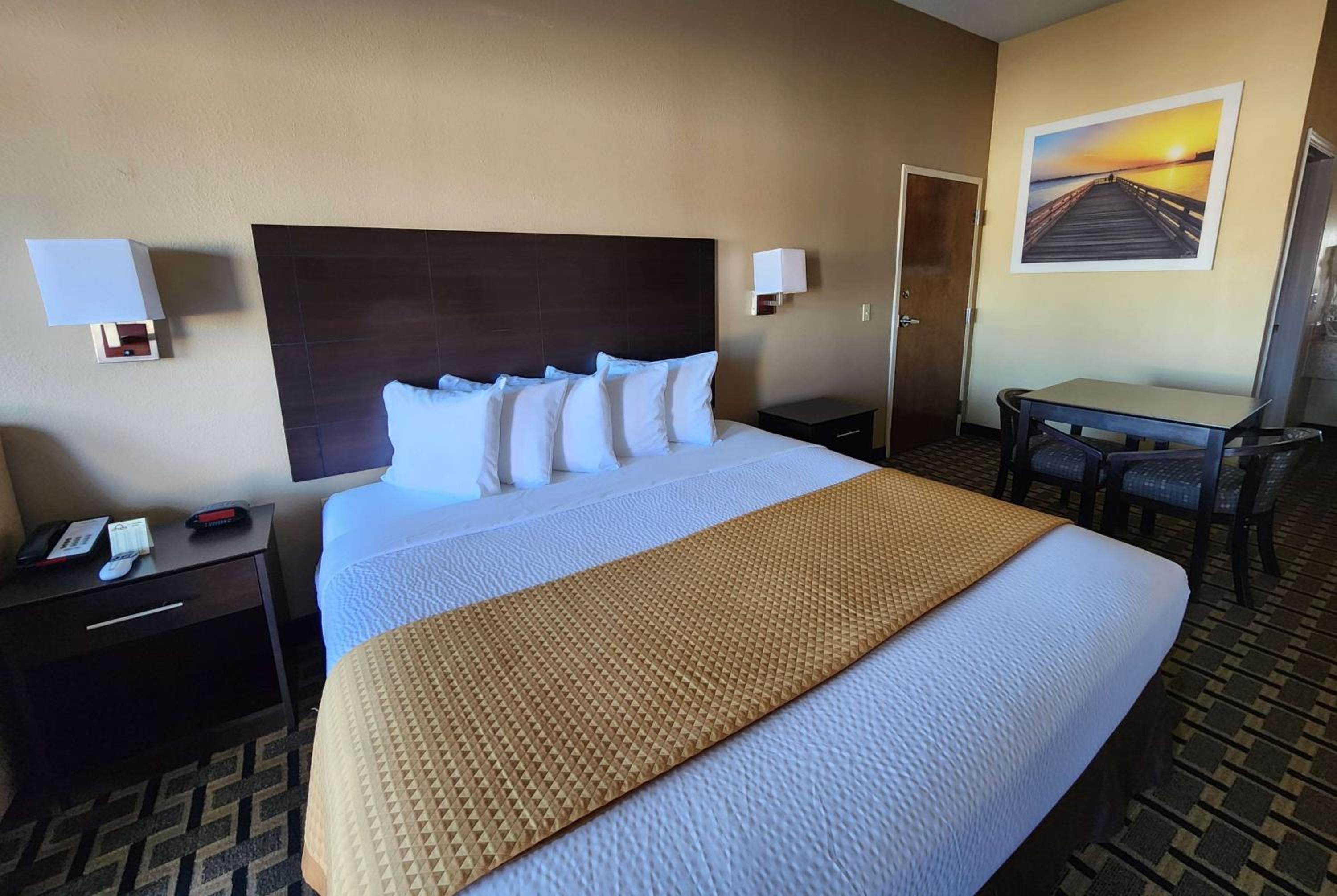 King Room - Non-Smoking - Photo 7