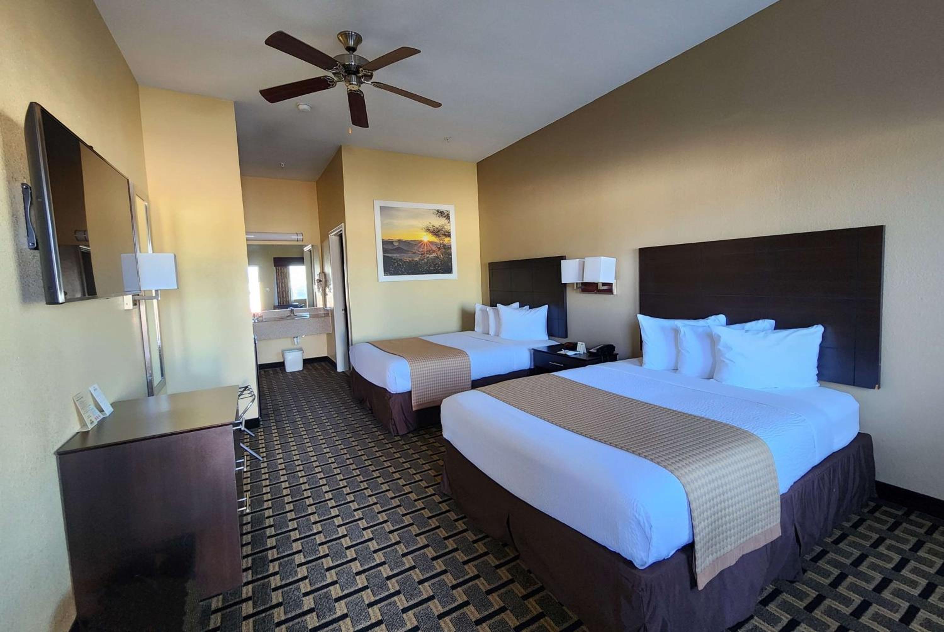 Queen Room with Two Queen Beds - Non-Smoking - Photo 1