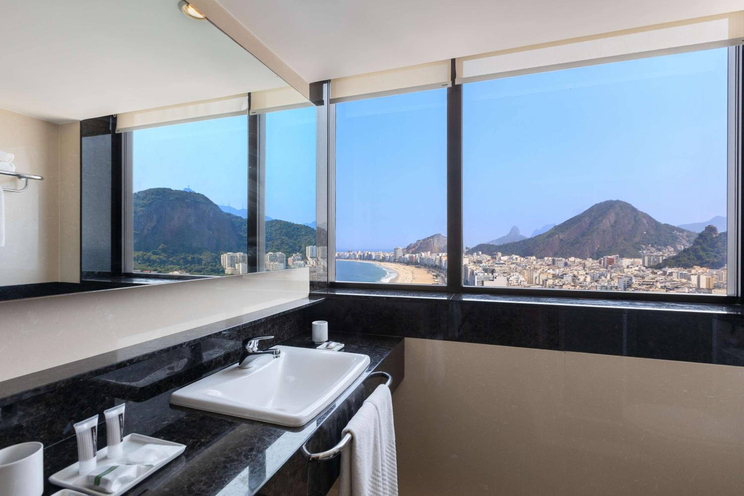 Executive One-Bedroom King Suite - Ocean Front thumbnail 5