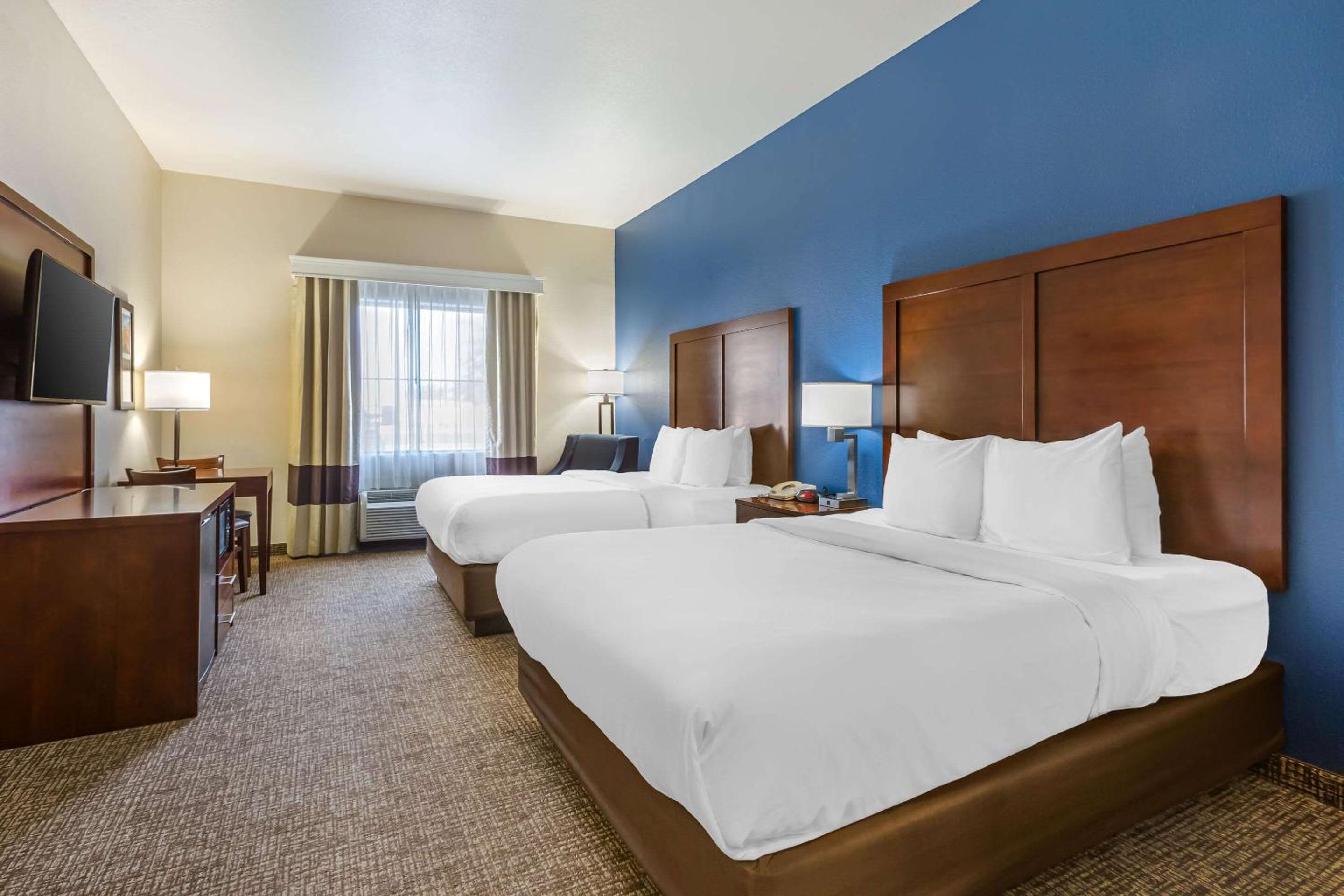 Queen Room with Two Queen Beds - Non-Smoking - Photo 1