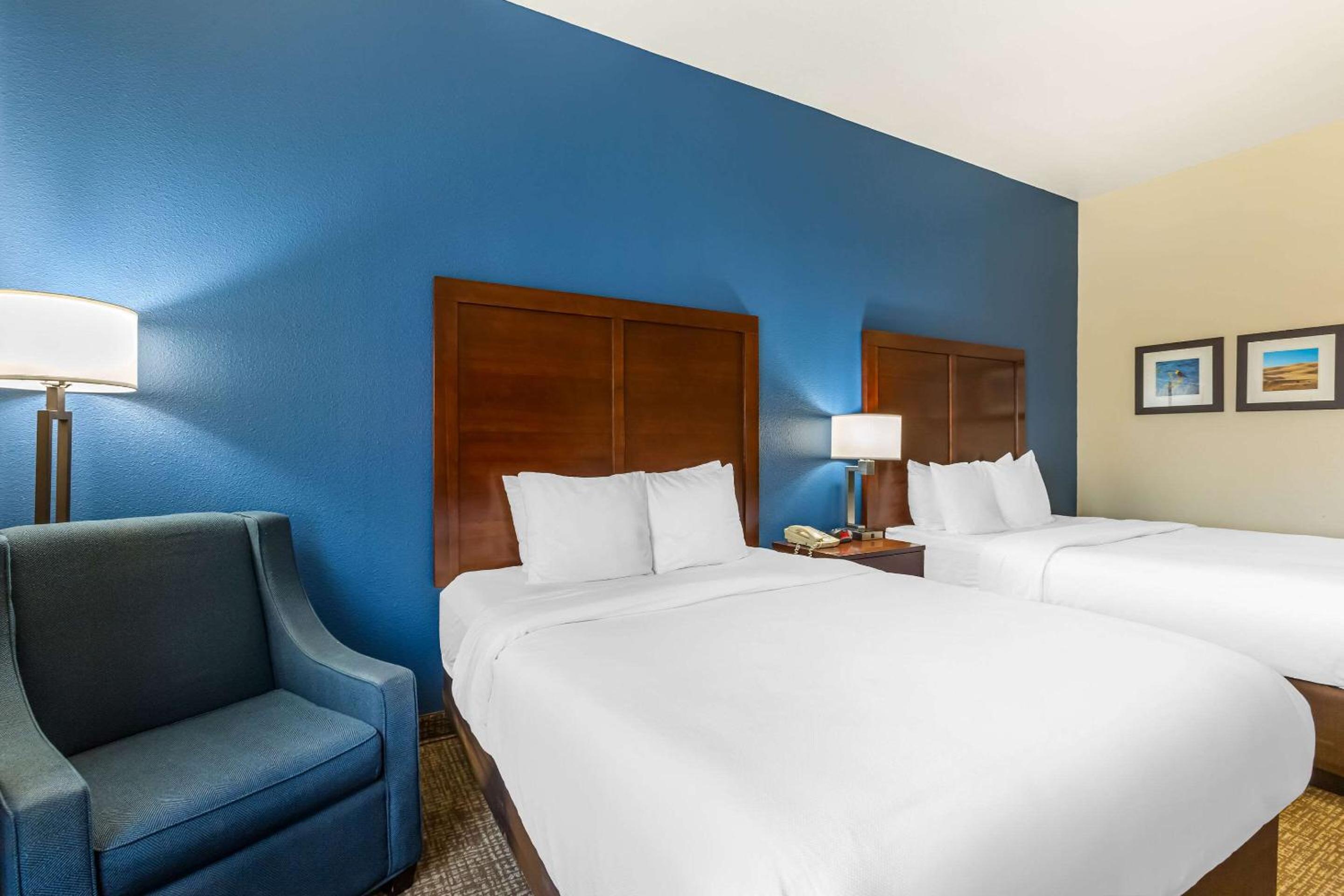 Queen Room with Two Queen Beds - Non-Smoking - Photo 2