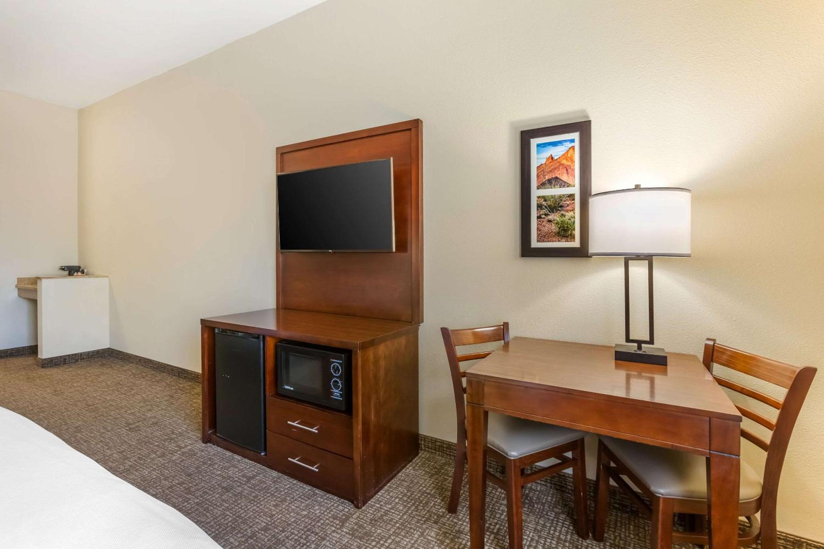 Queen Room with Two Queen Beds - Non-Smoking - Photo 4
