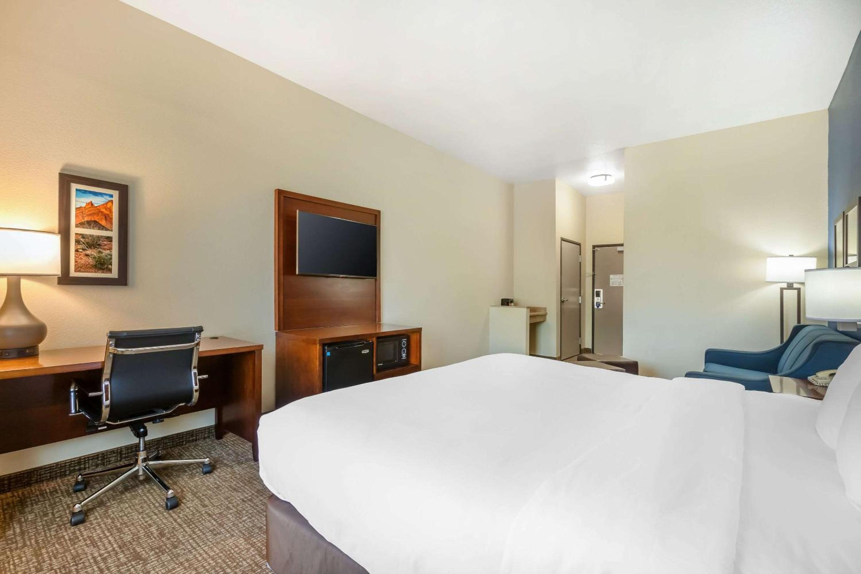 King Room - Non-Smoking - Photo 2