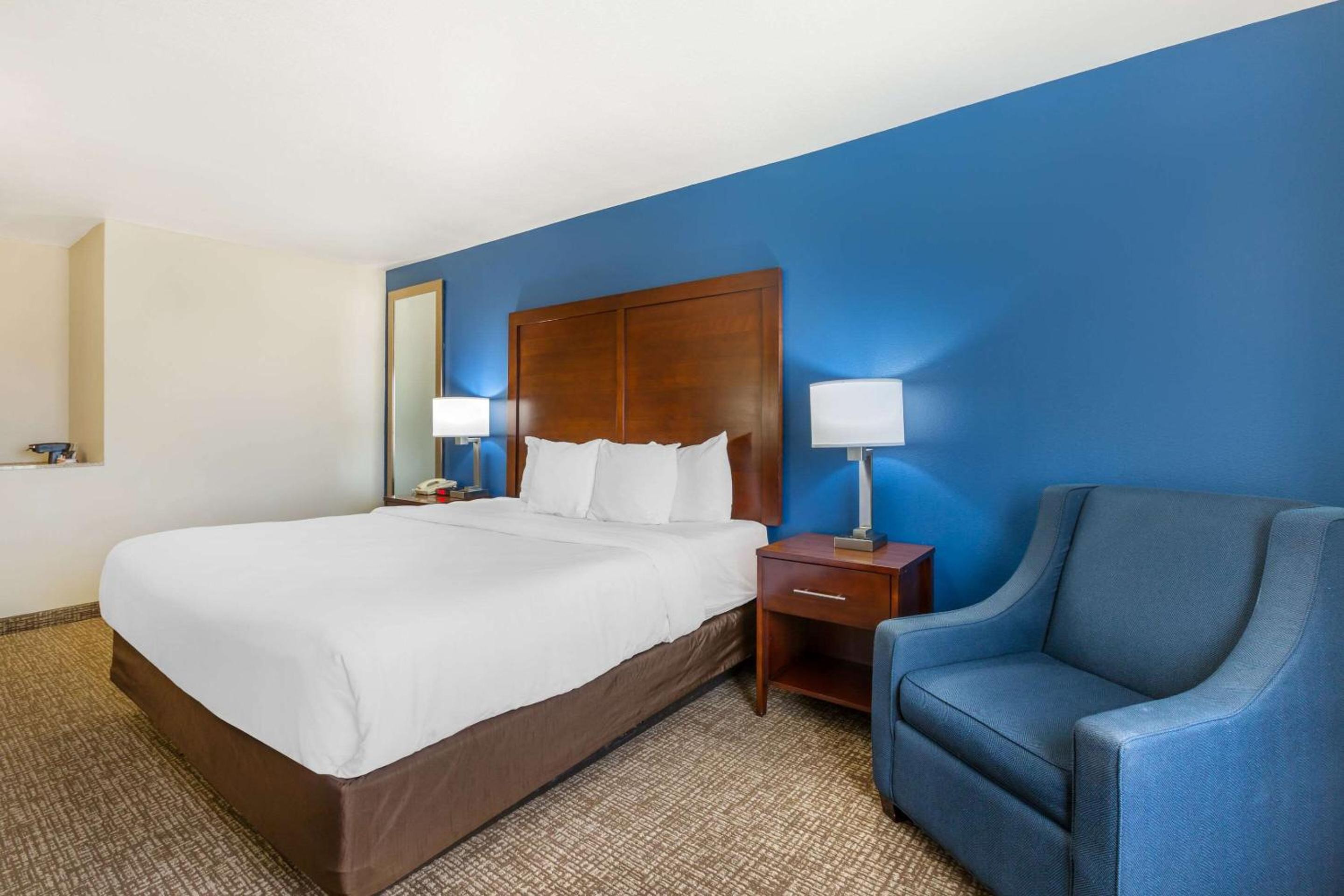 King Room - Accessible/Non-Smoking - Photo 2