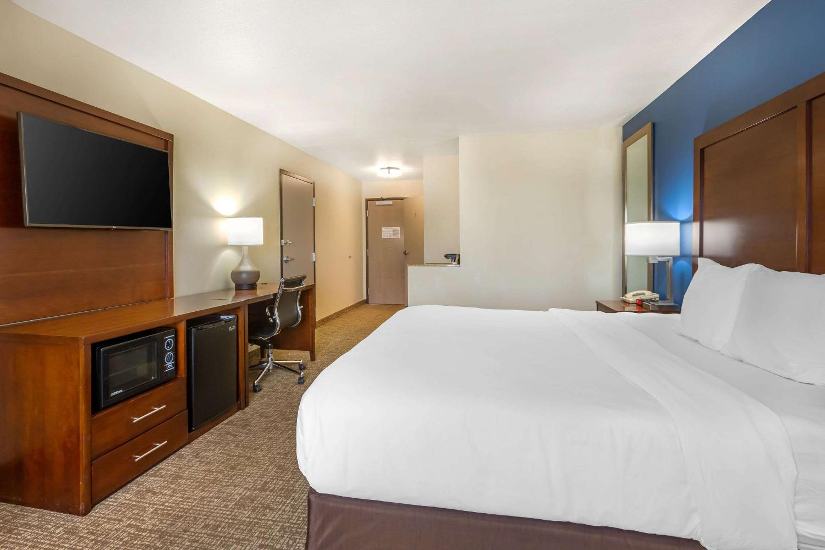 King Room - Accessible/Non-Smoking - Photo 3