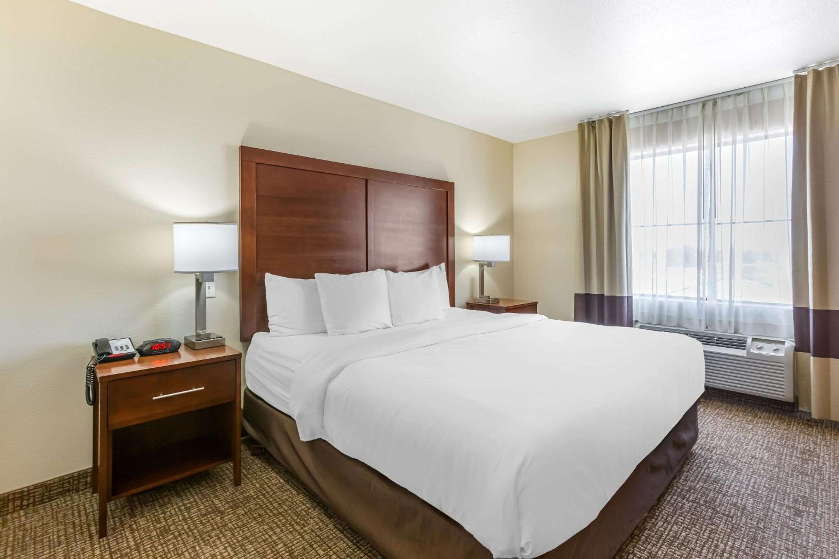 King Suite - Accessible/Non-Smoking - Photo 1