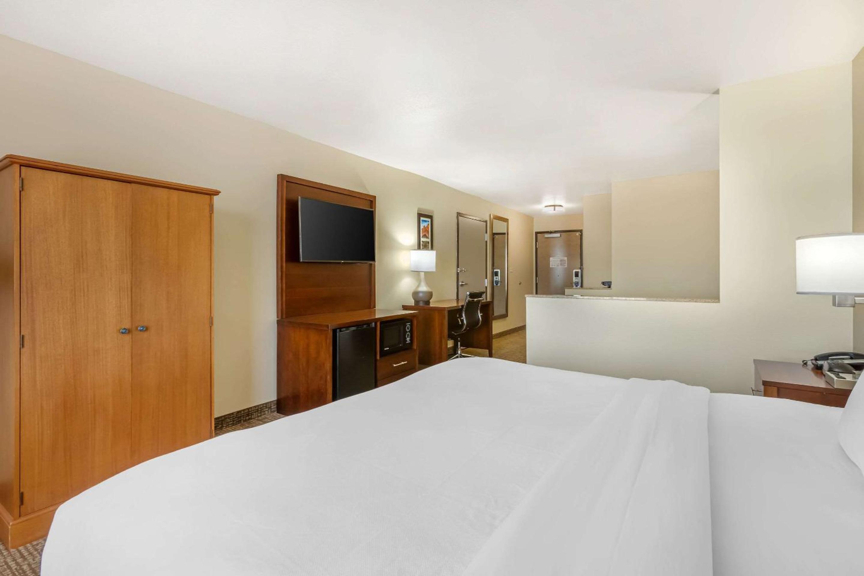 King Suite - Accessible/Non-Smoking - Photo 2