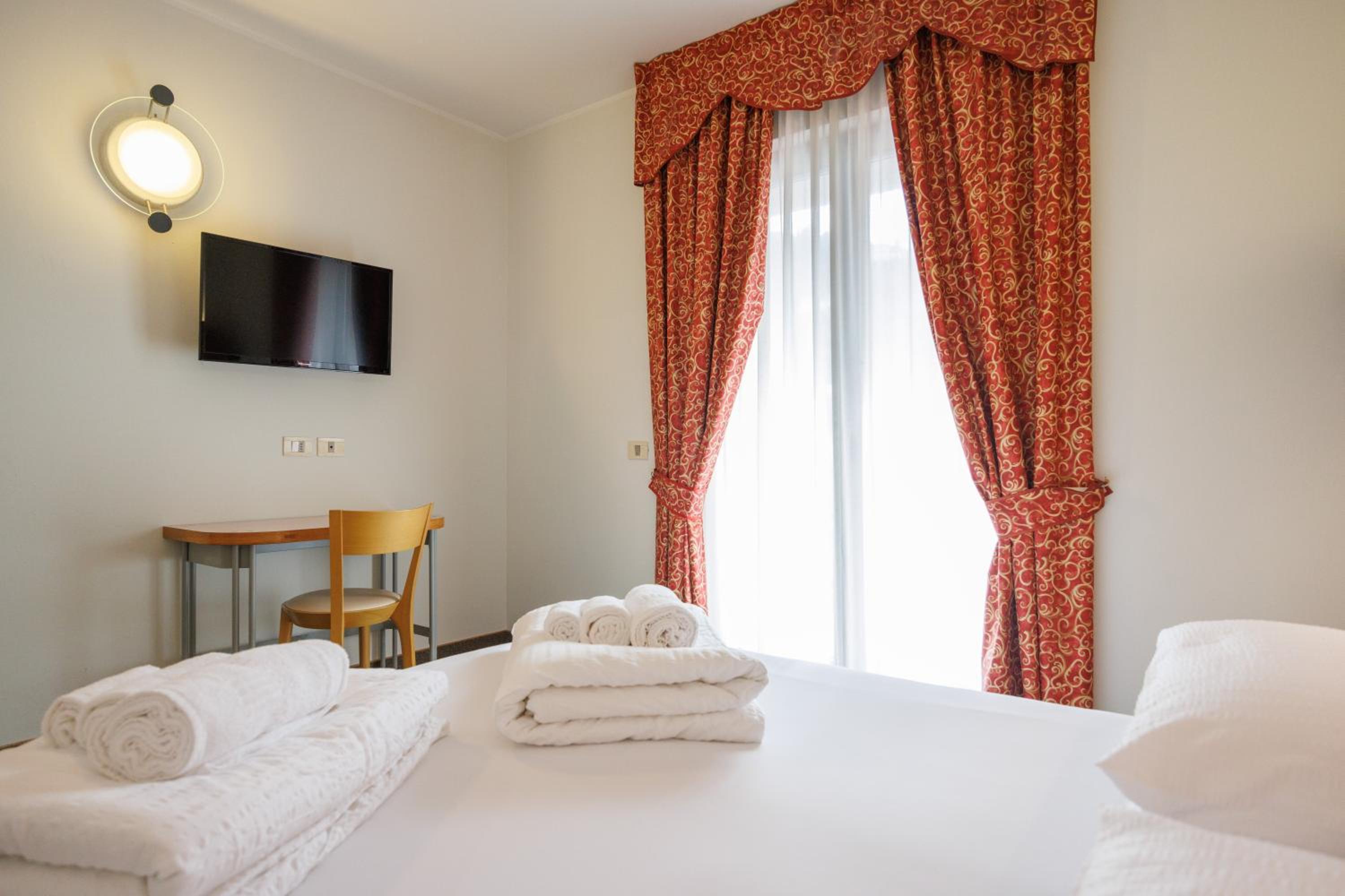 Double or Twin Room with Balcony photo 2