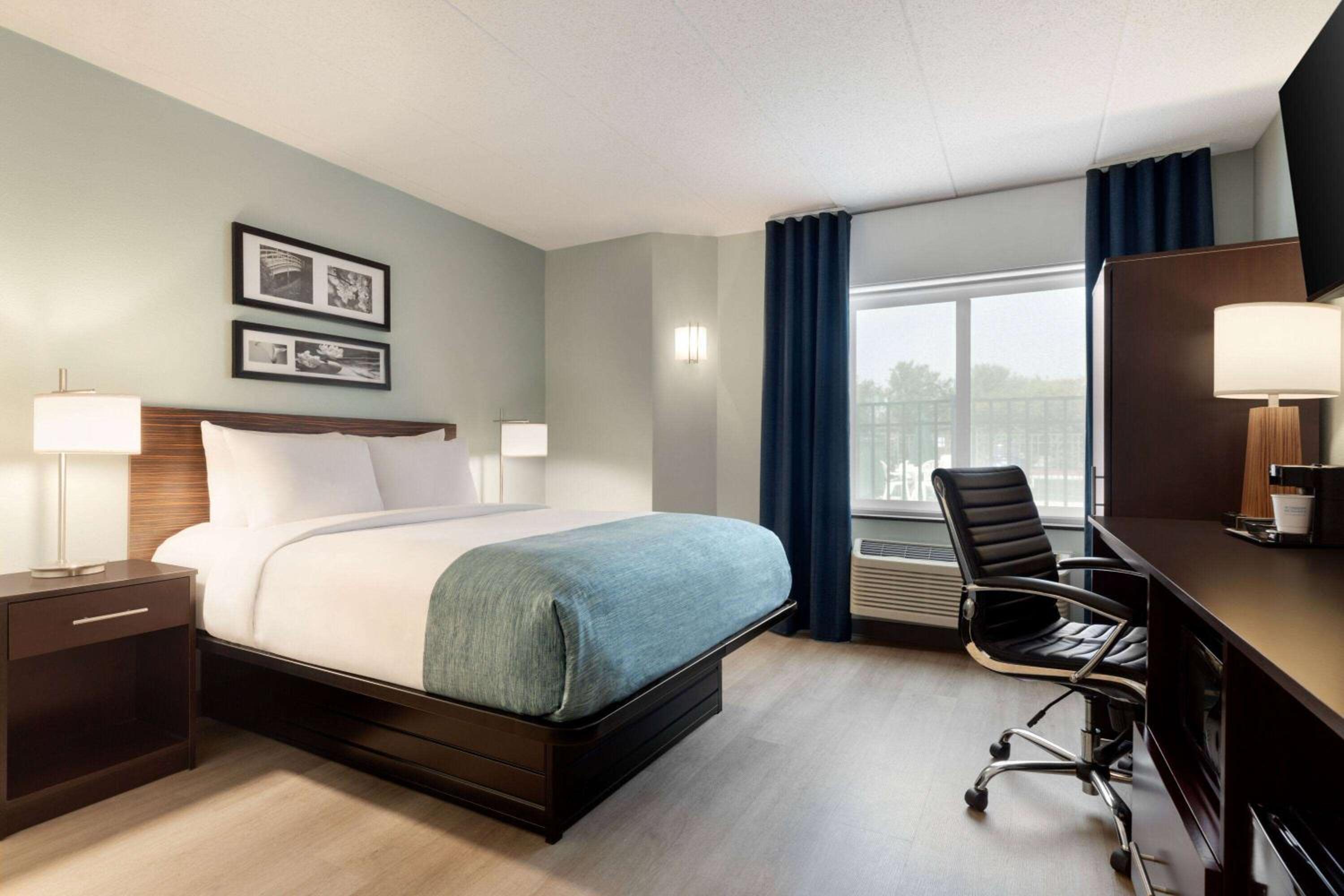 Queen Room with Bathtub and Grab Bars - Mobility Access/Non-Smoking - Photo 1