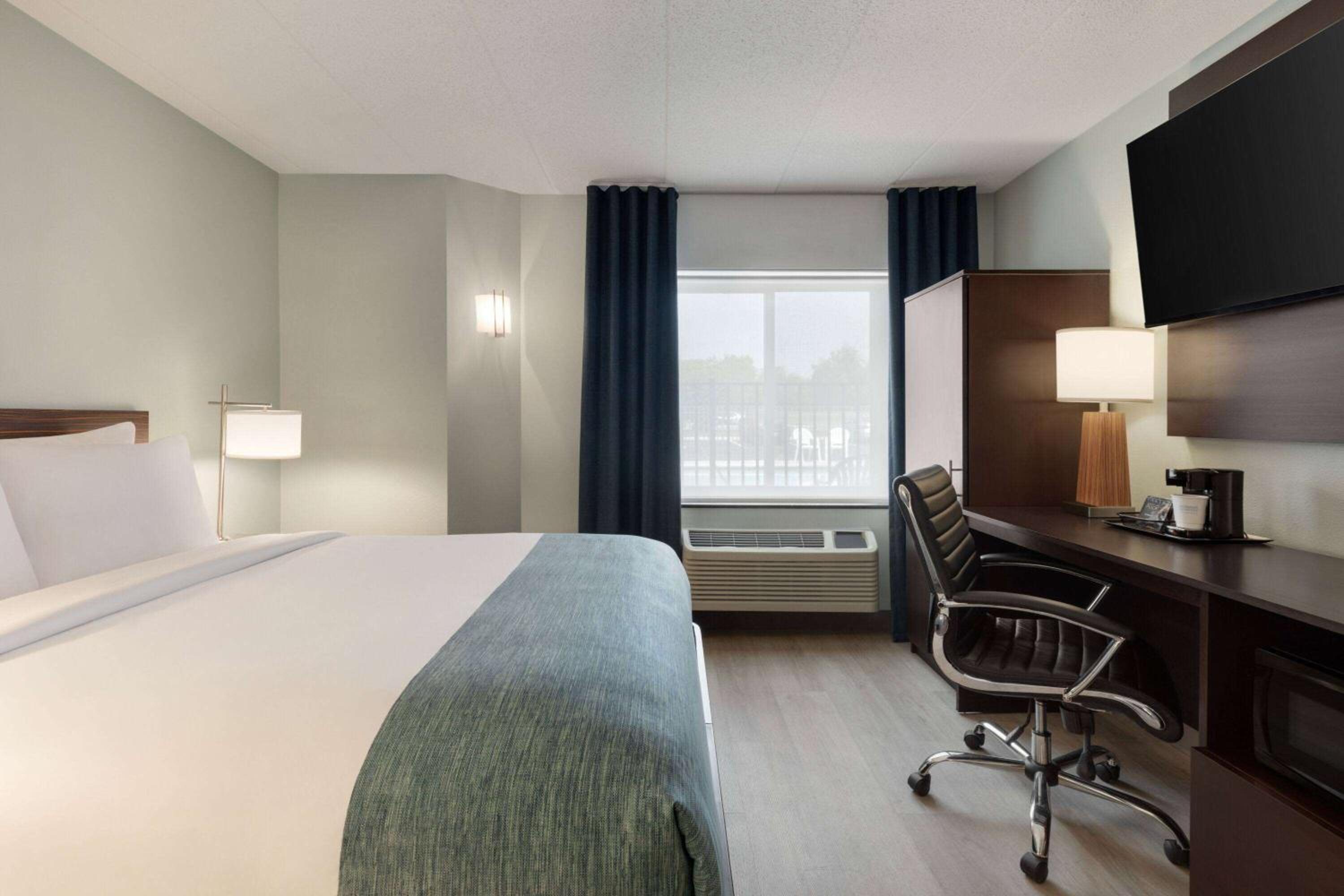 Queen Room with Roll-in Shower - Mobility Access/Non-Smoking - Photo 1