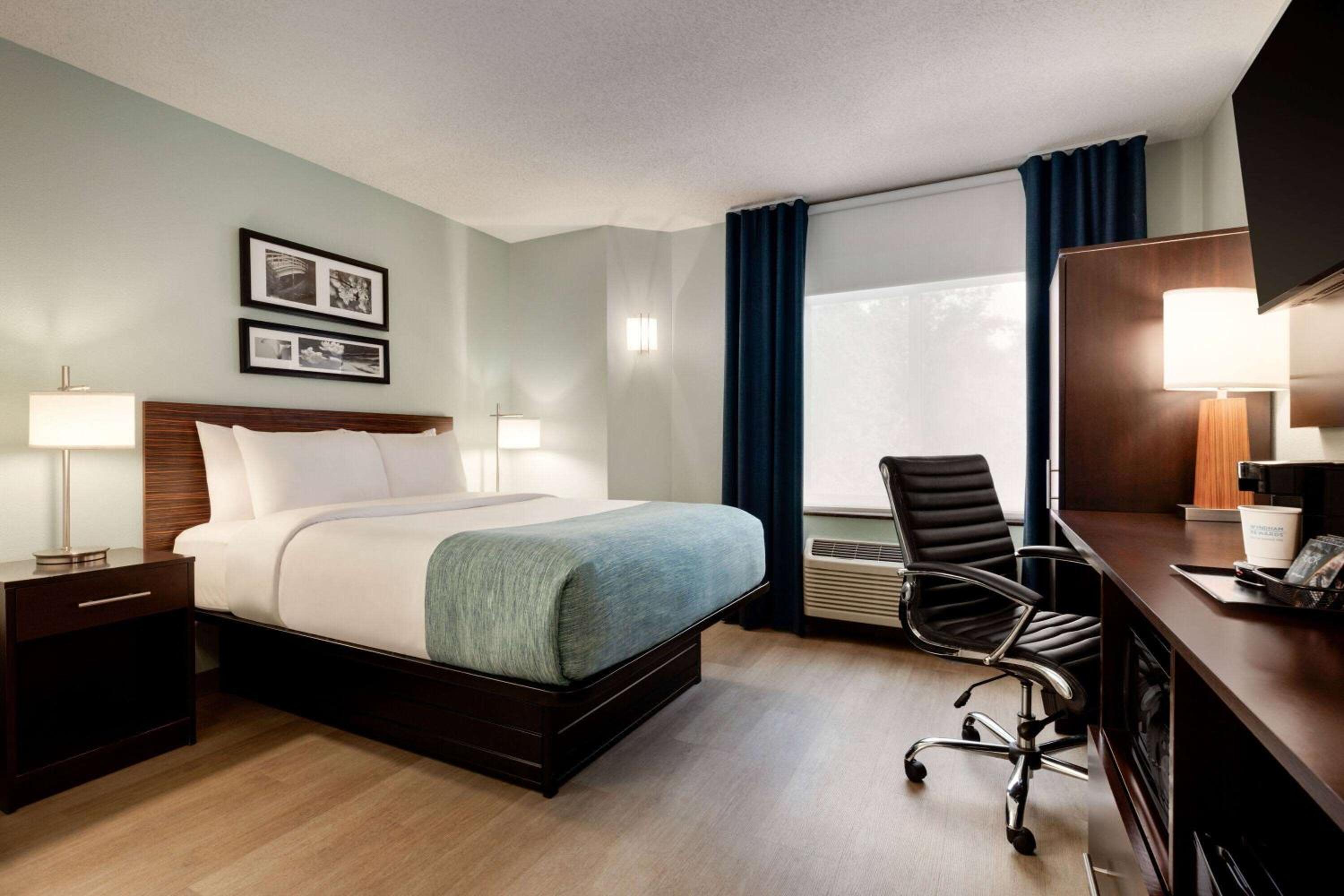 Queen Room - Non-Smoking - Photo 1