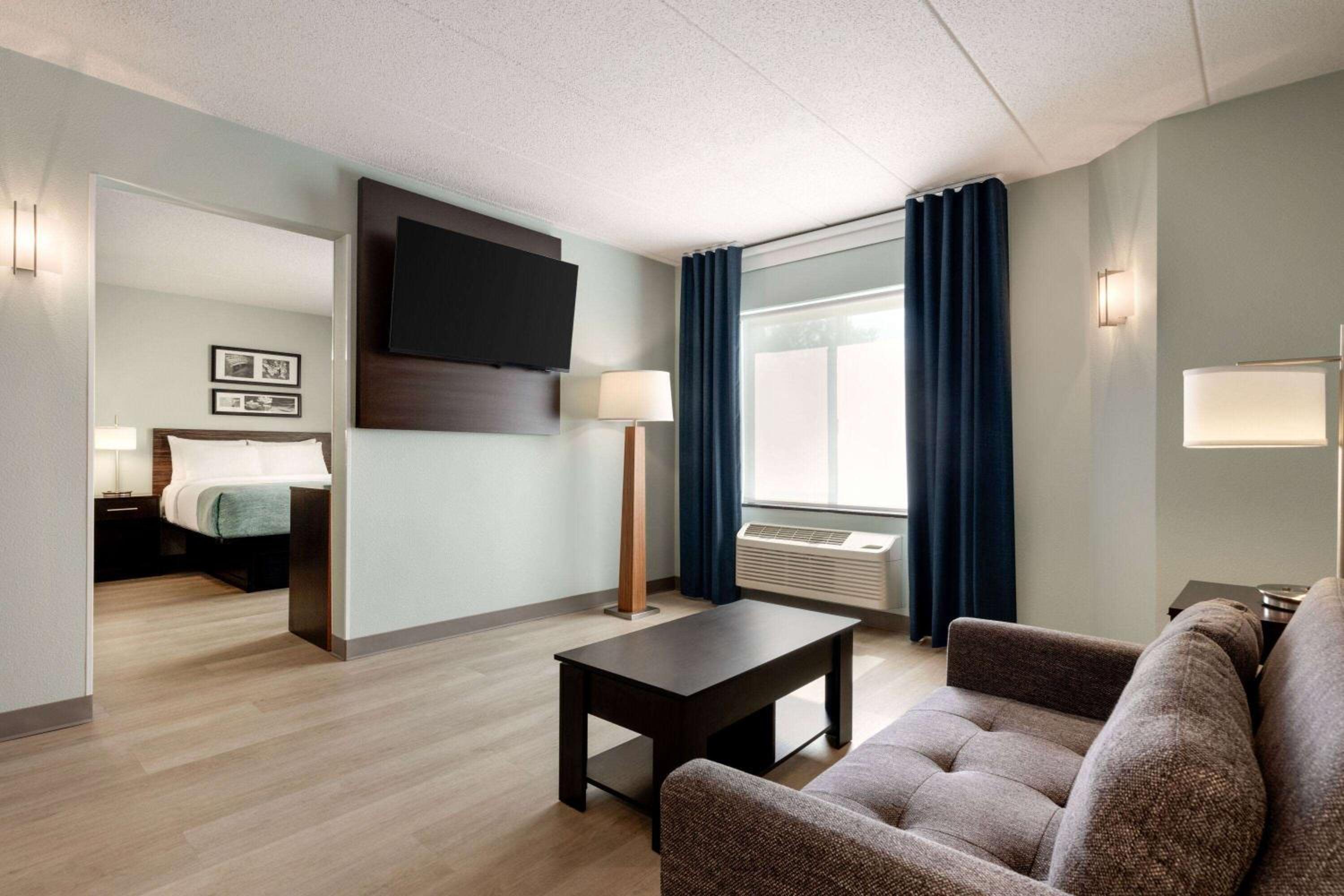 Queen Suite - Non-Smoking - Photo 2