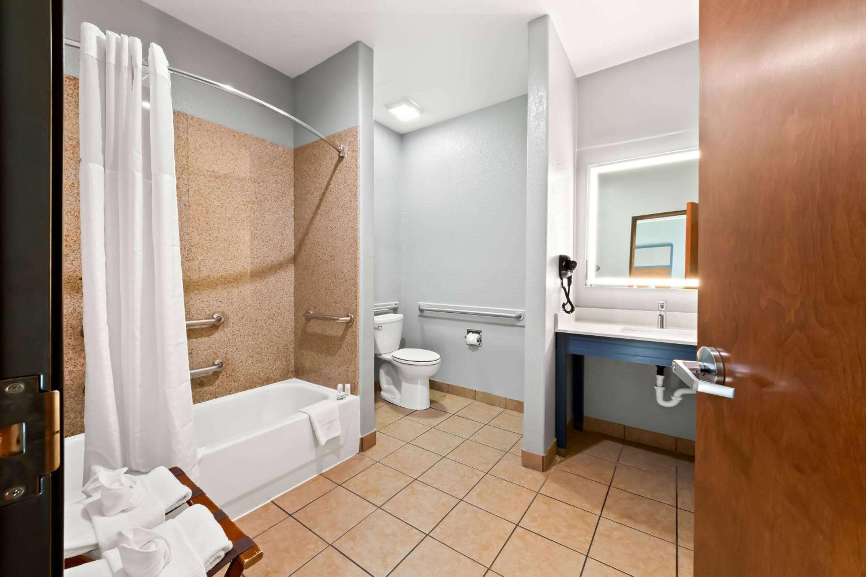 2 Queen Beds, Mobility Accessible Room, Bathtub w/ Grab Bars, Non-Smoking - Photo 4