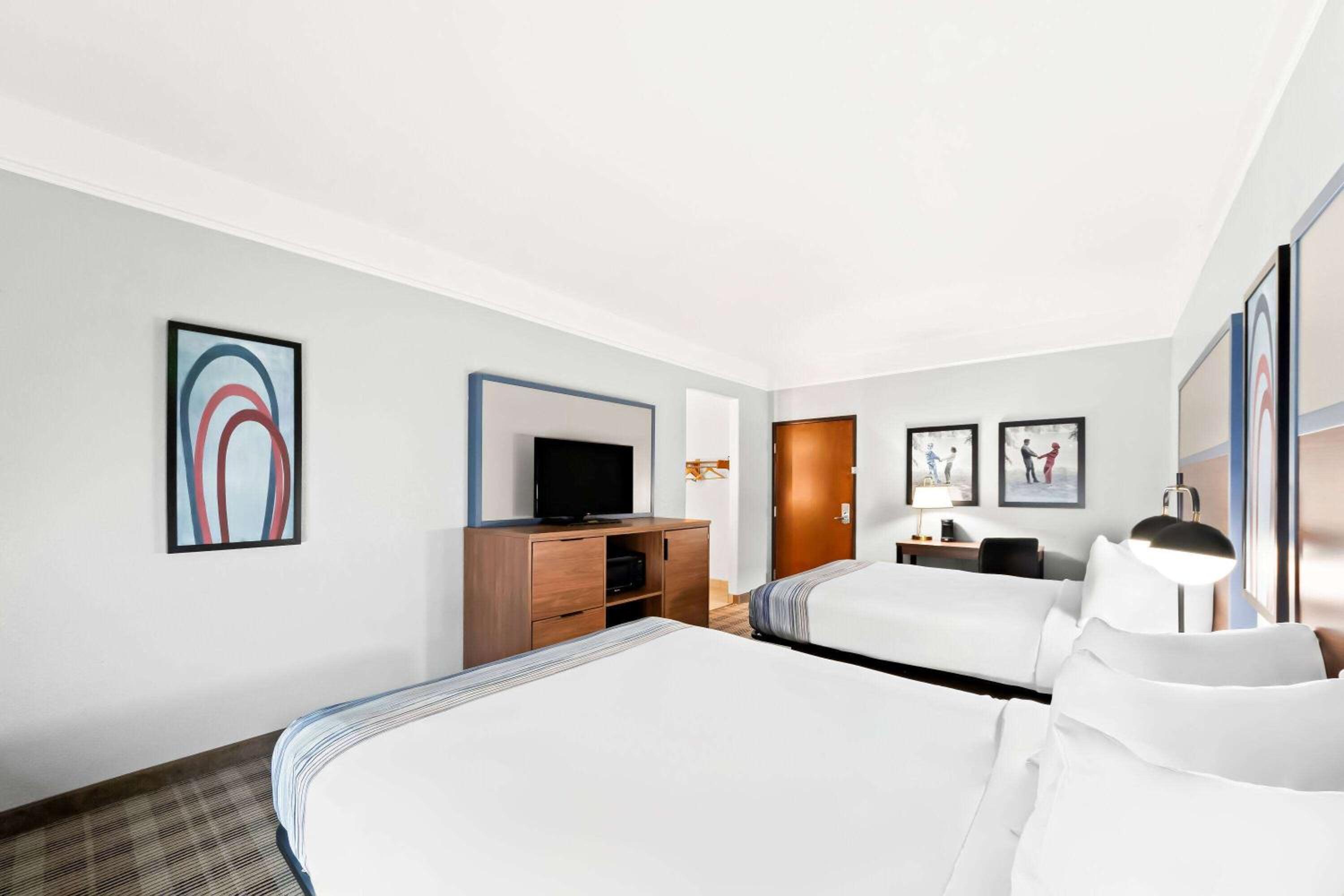Queen Room with Two Queen Beds - Non-Smoking - Photo 1
