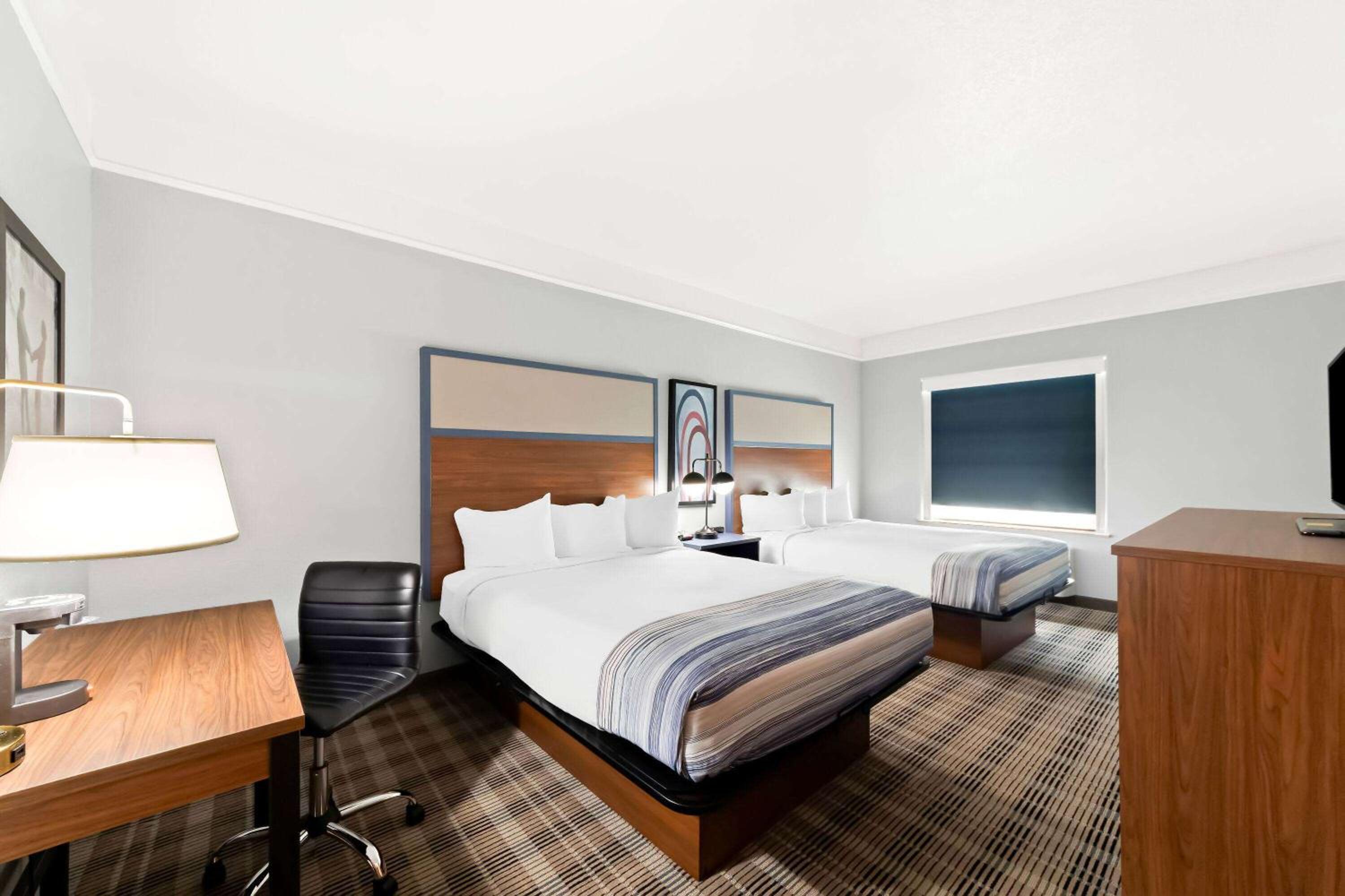 Queen Room with Two Queen Beds - Non-Smoking - Photo 4