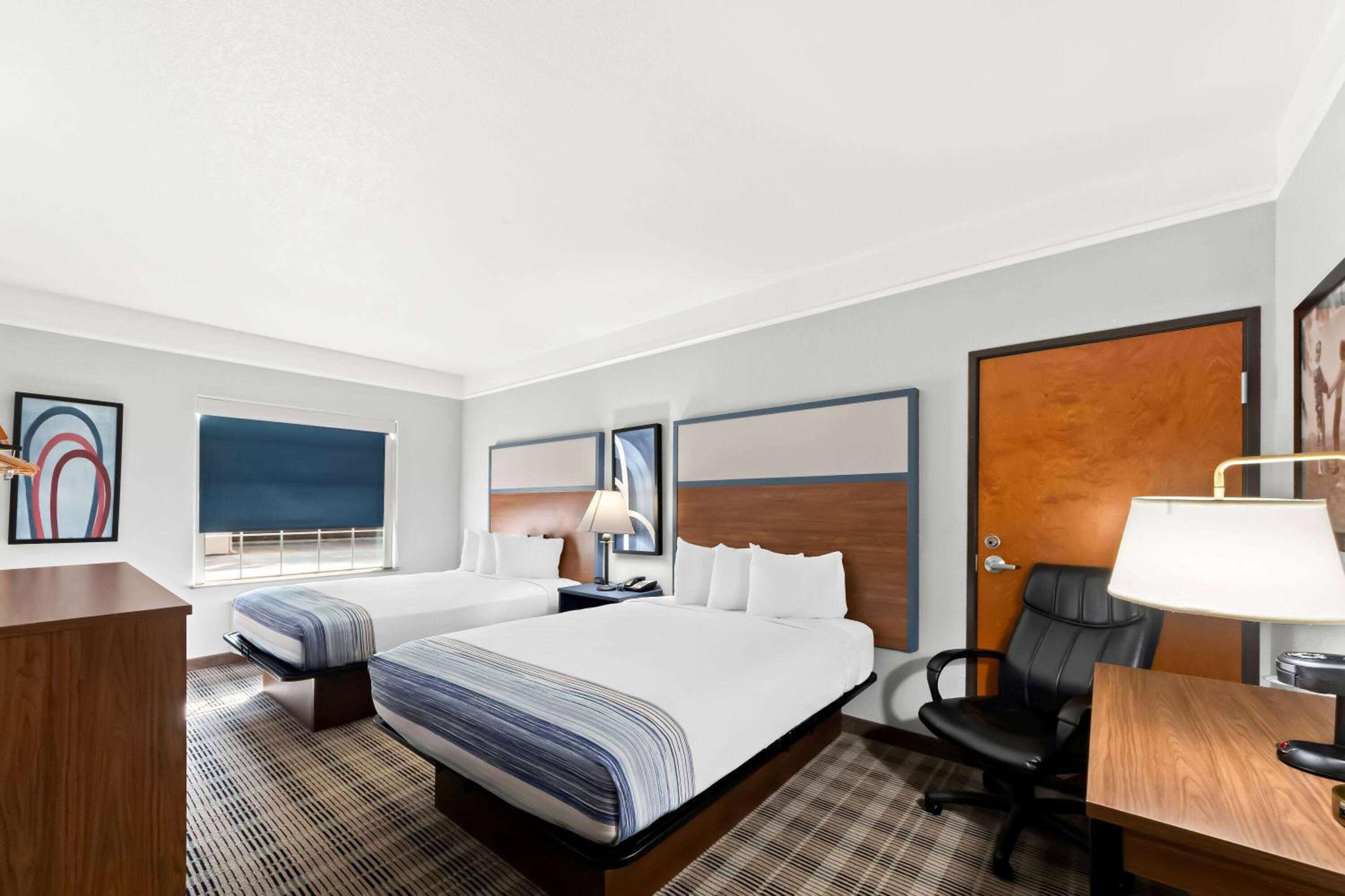 2 Queen Beds, Mobility Accessible Room, Bathtub w/ Grab Bars, Non-Smoking - Photo 3