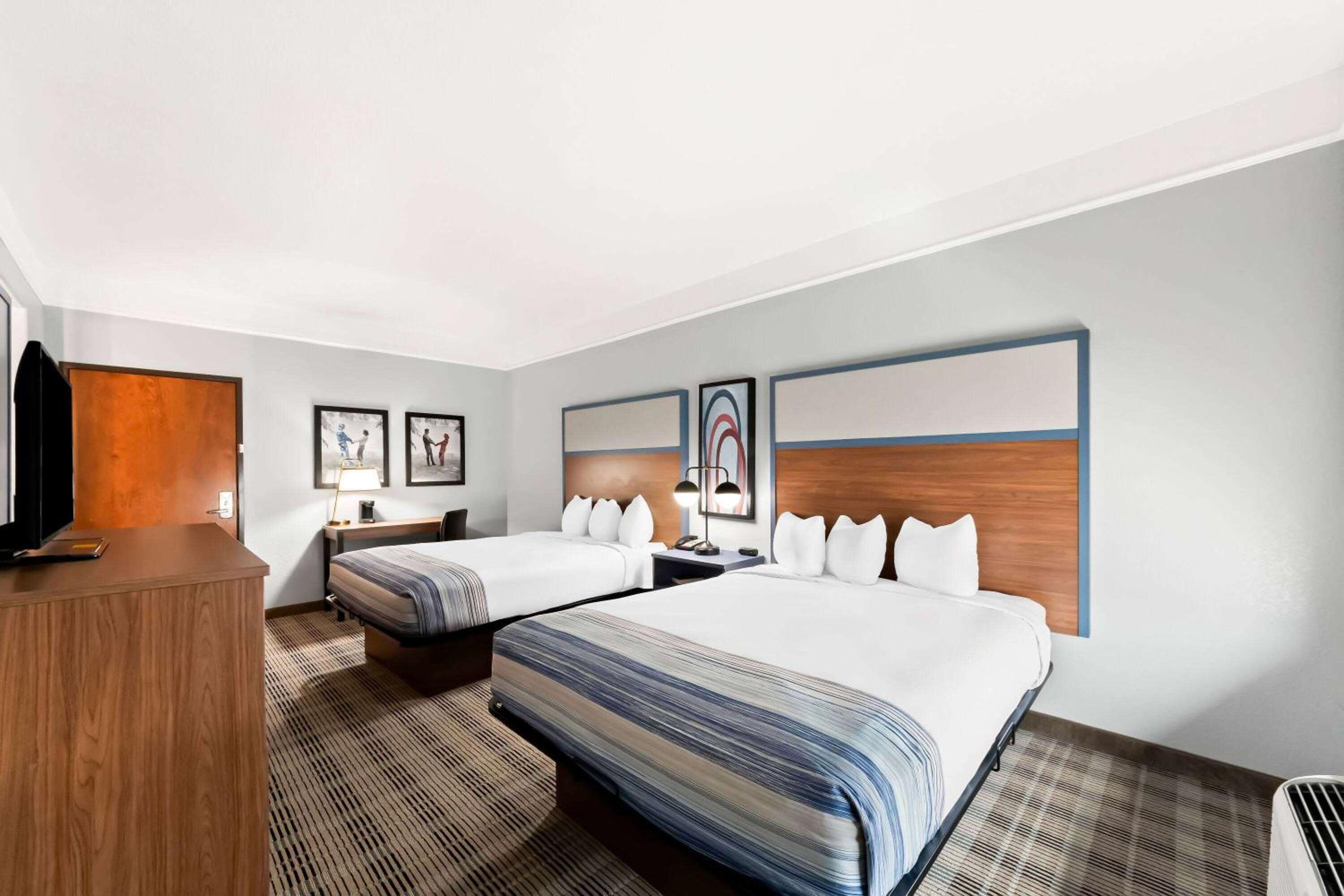 Queen Room with Two Queen Beds - Non-Smoking - Photo 2