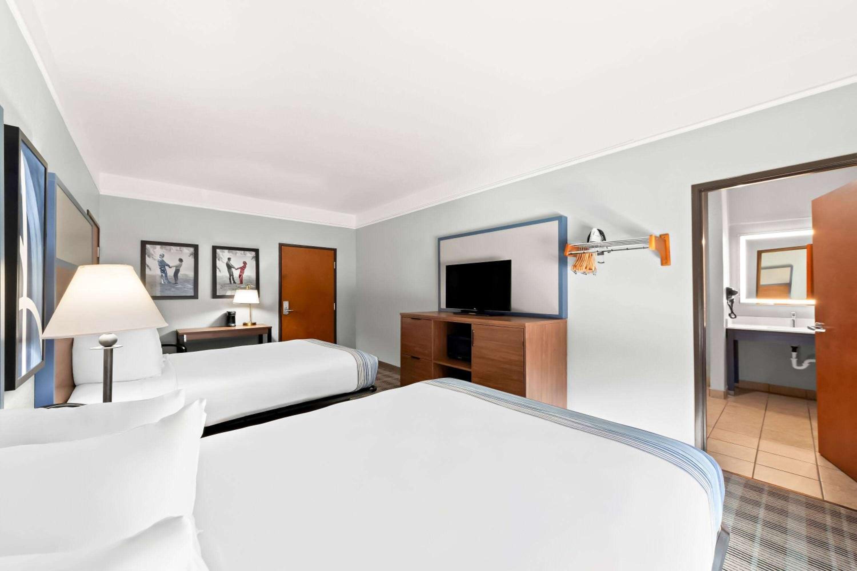 2 Queen Beds, Mobility Accessible Room, Bathtub w/ Grab Bars, Non-Smoking - Photo 2