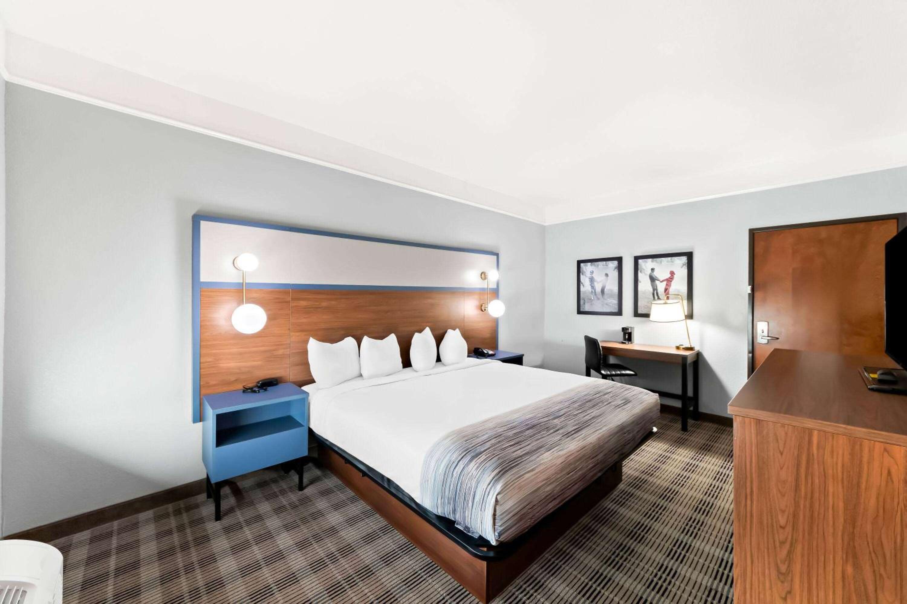 King Room - Non-Smoking - Photo 2