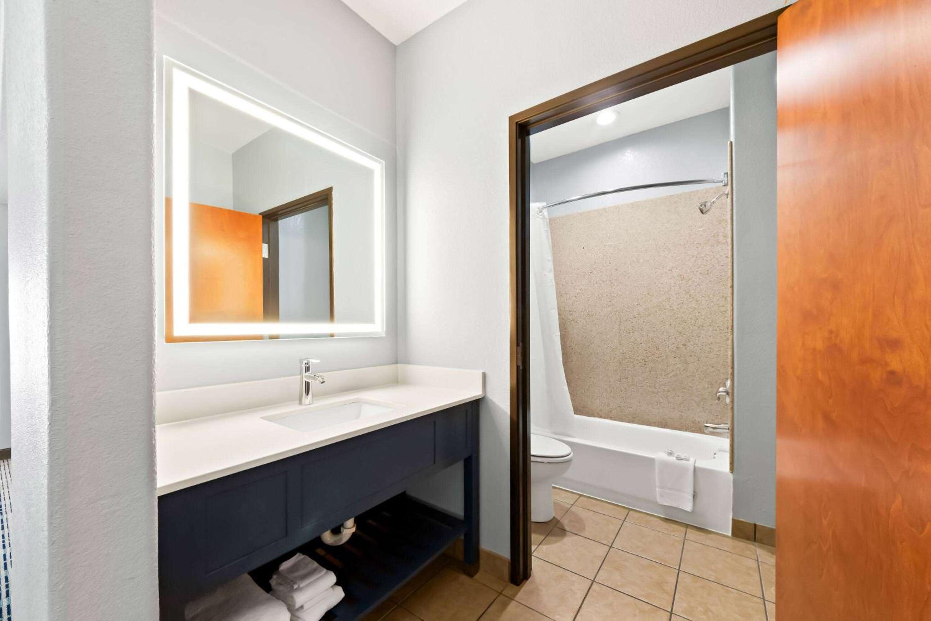 King Room - Non-Smoking - Photo 3