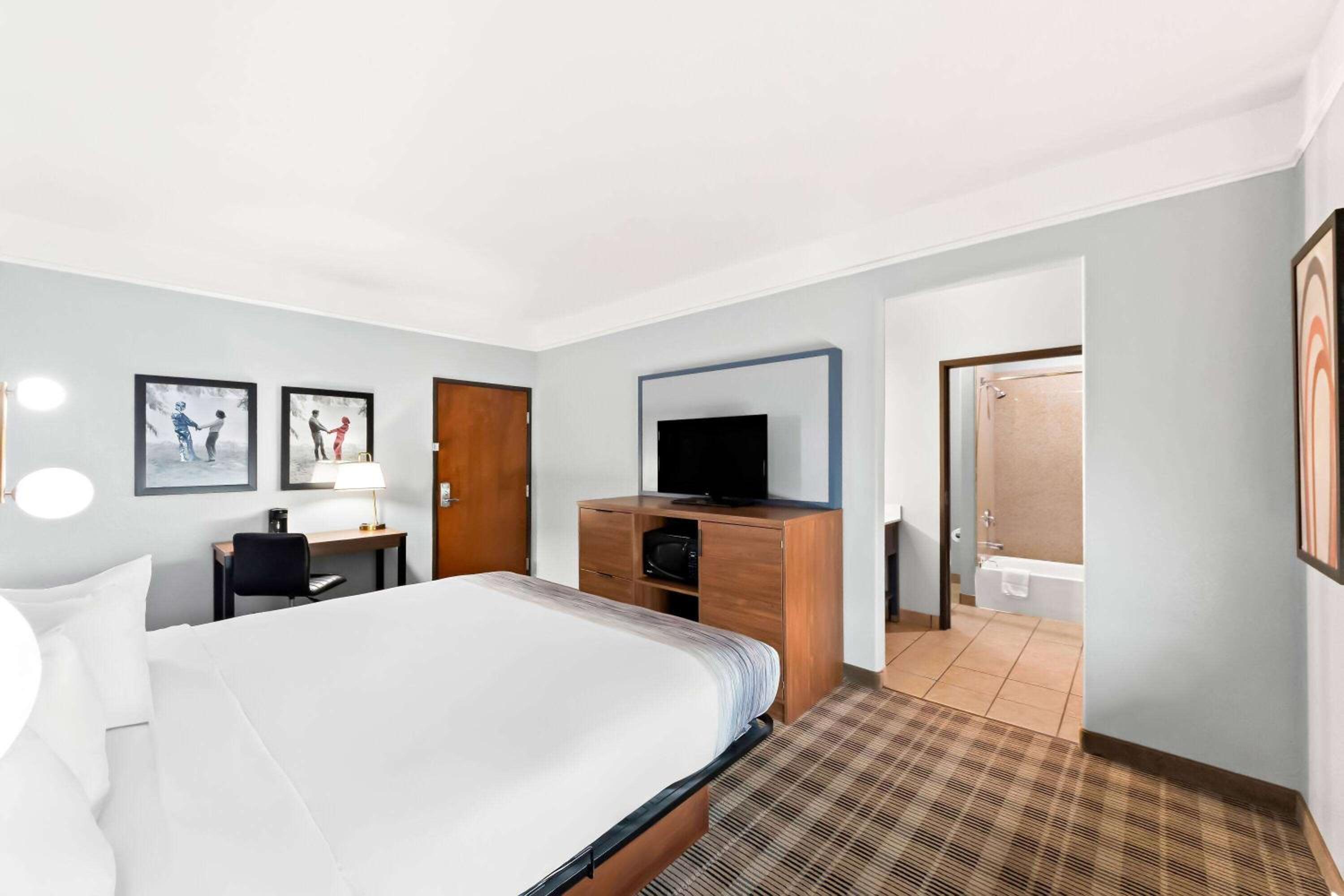 King Room - Non-Smoking - Photo 6