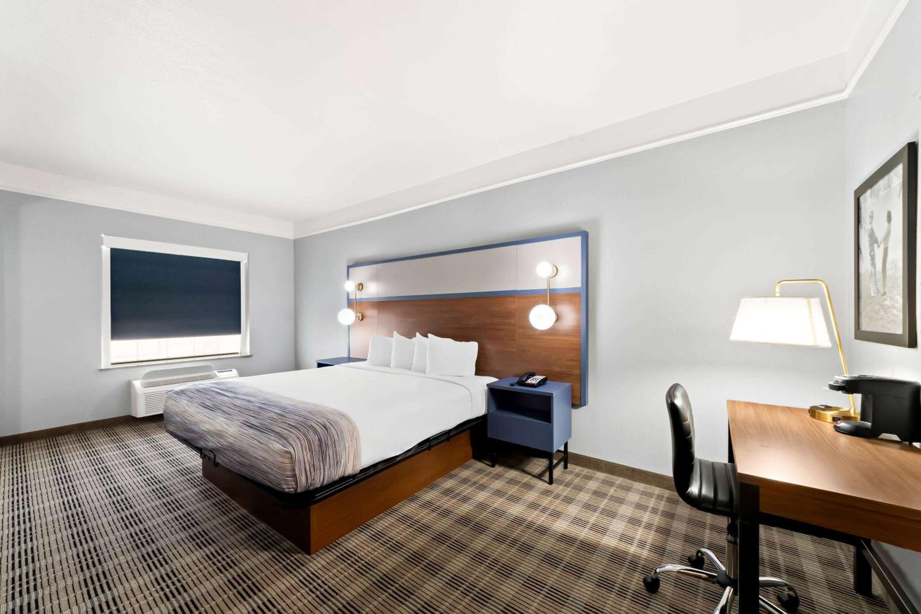 King Suite - Non-Smoking - Photo 1