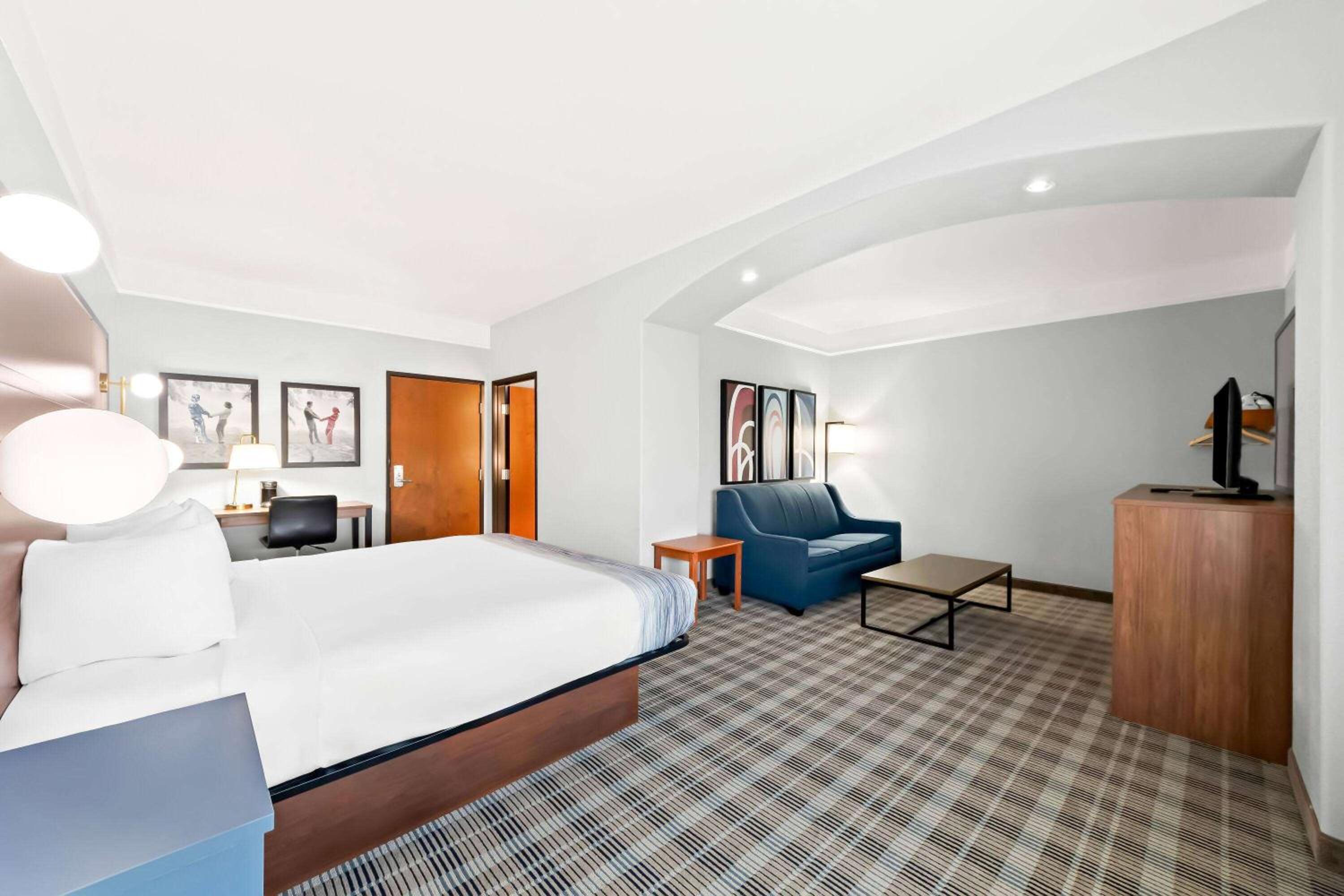 1 King Bed, Mobility Accessible Suite, Bathtub w/ Grab Bars, Non-Smoking - Photo 3