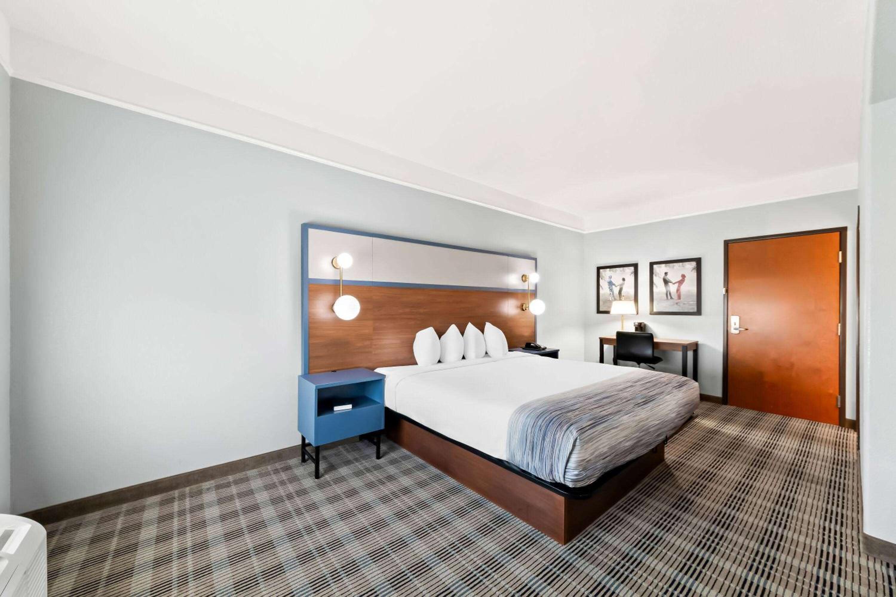 1 King Bed, Mobility Accessible Suite, Bathtub w/ Grab Bars, Non-Smoking - Photo 1