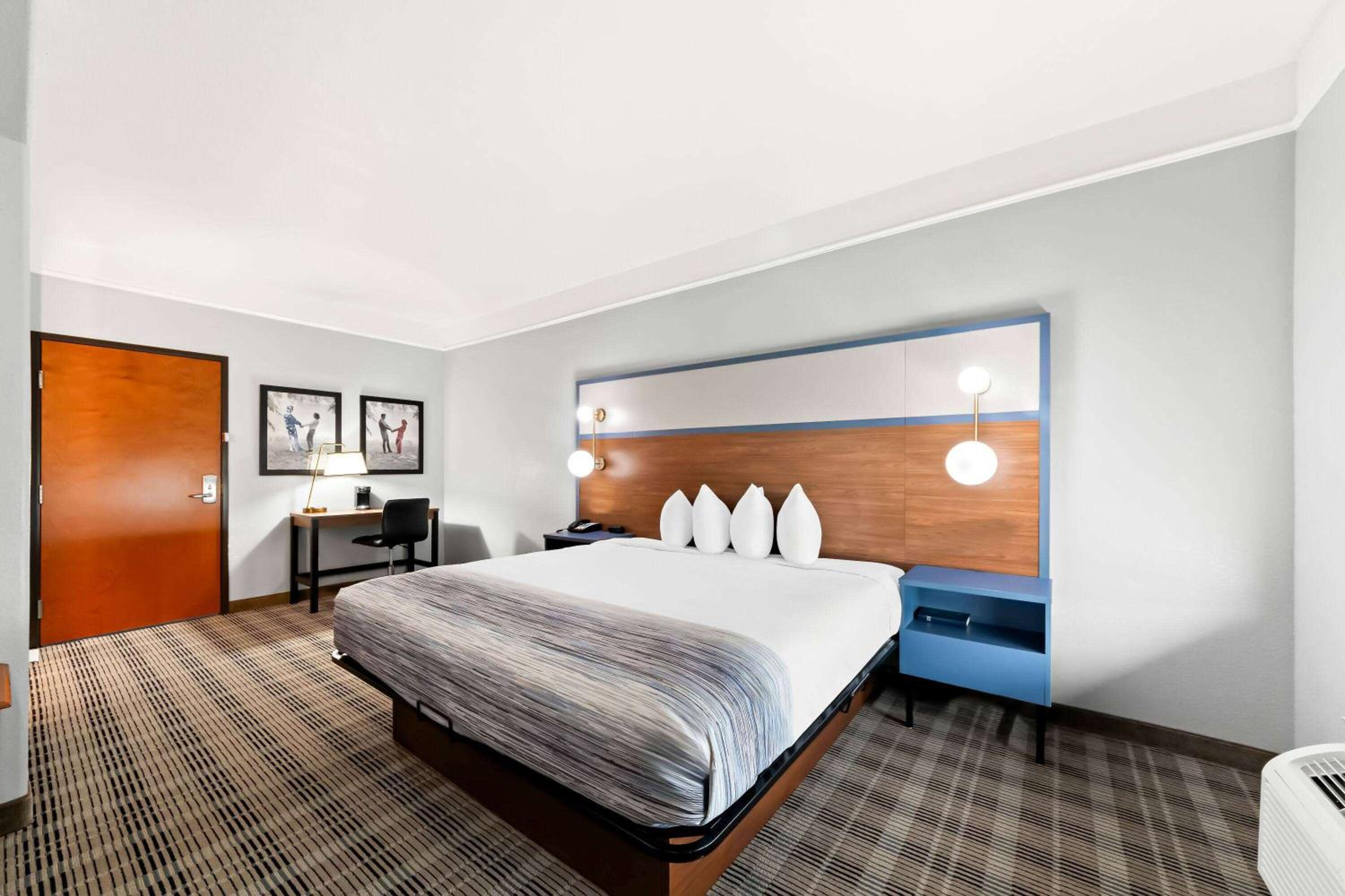 King Room - Non-Smoking - Photo 5