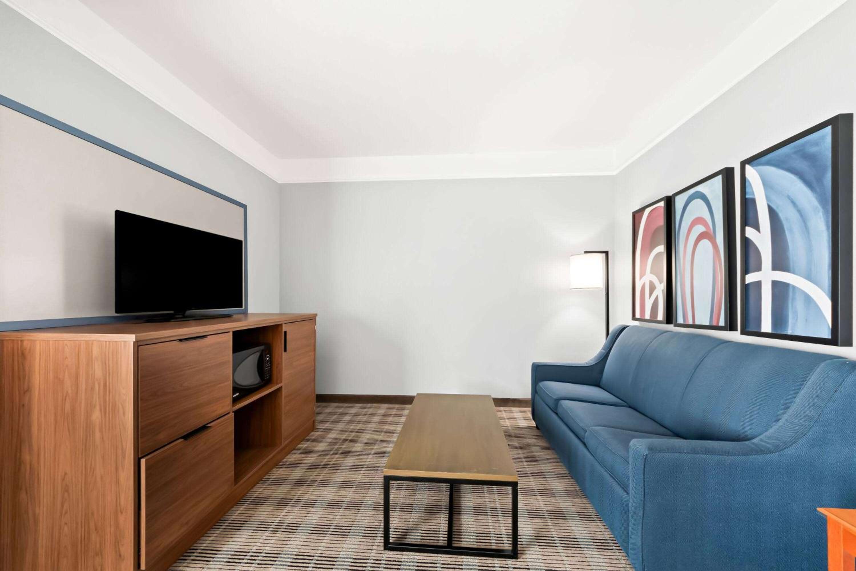 King Suite - Non-Smoking - Photo 3