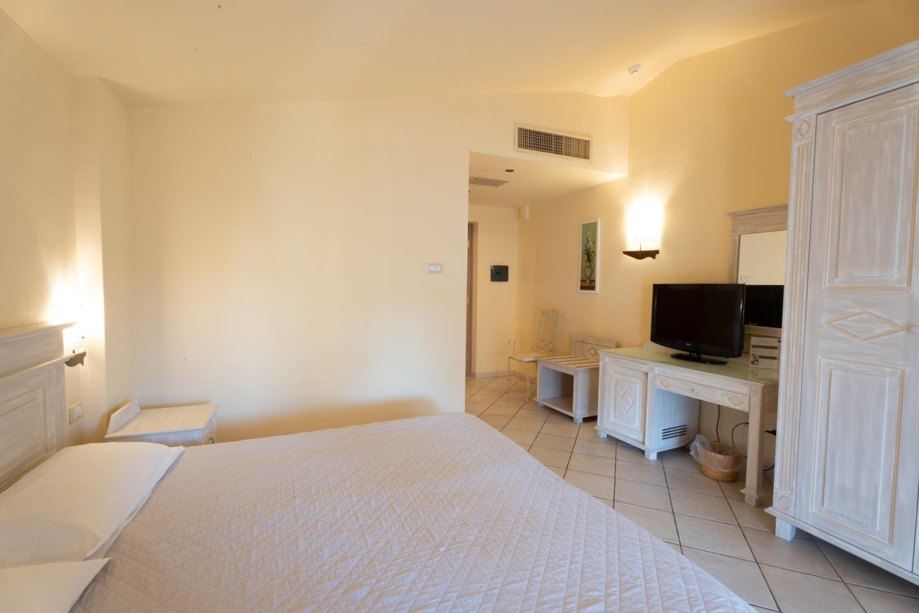 Classic Double or Twin Room - Photo 4