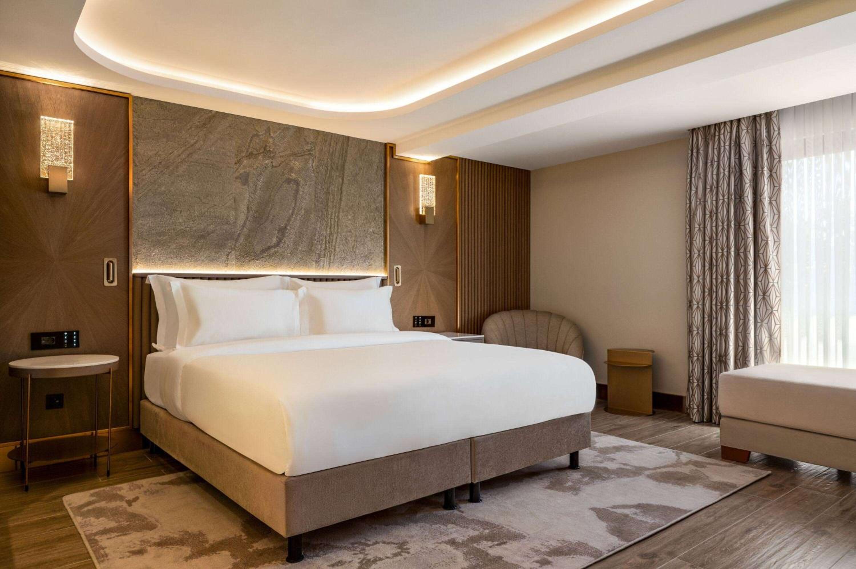 Deluxe Room With Balcony photo 1