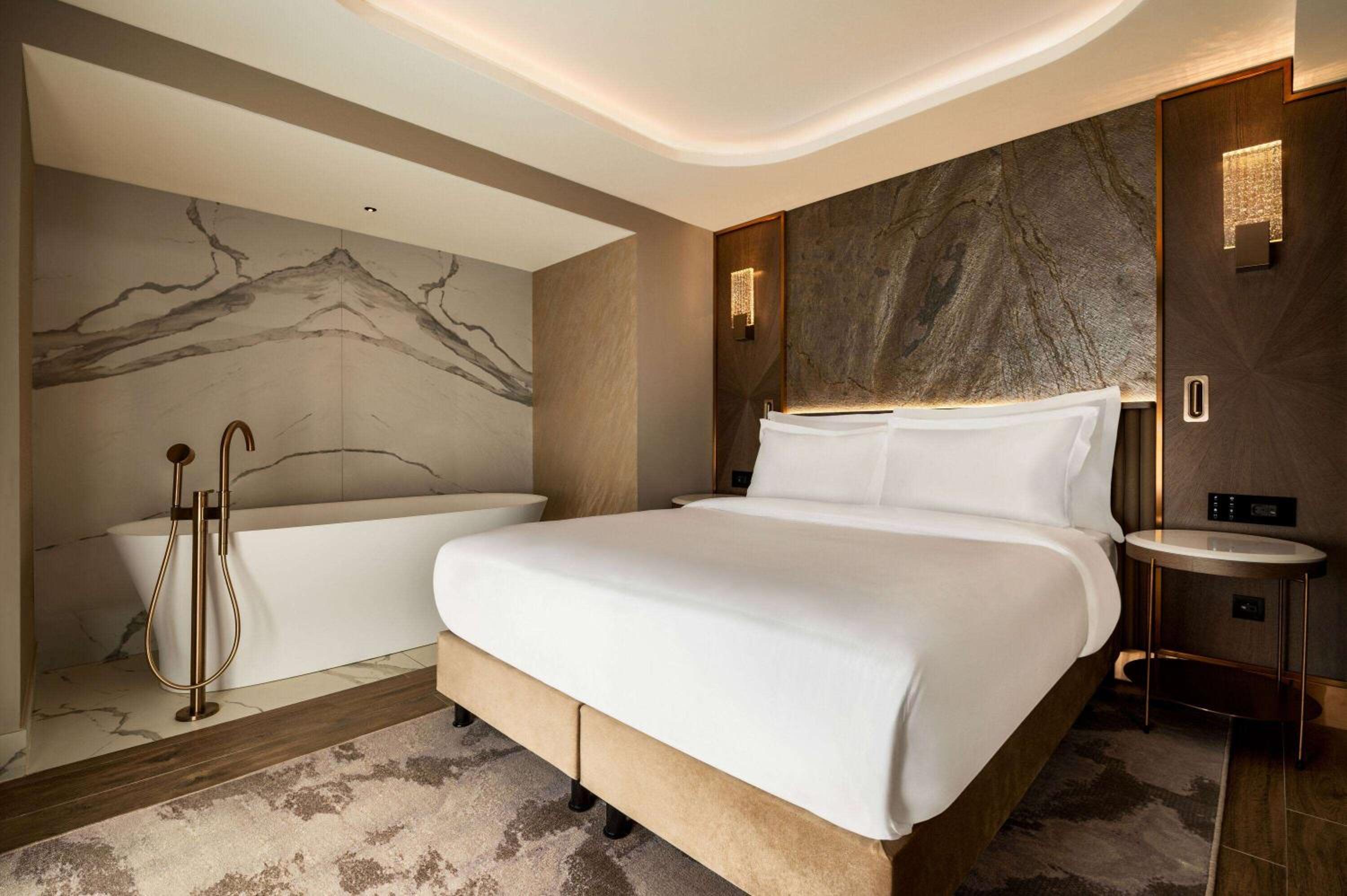 Executive Suite With Balcony And Jetted Tub photo 1