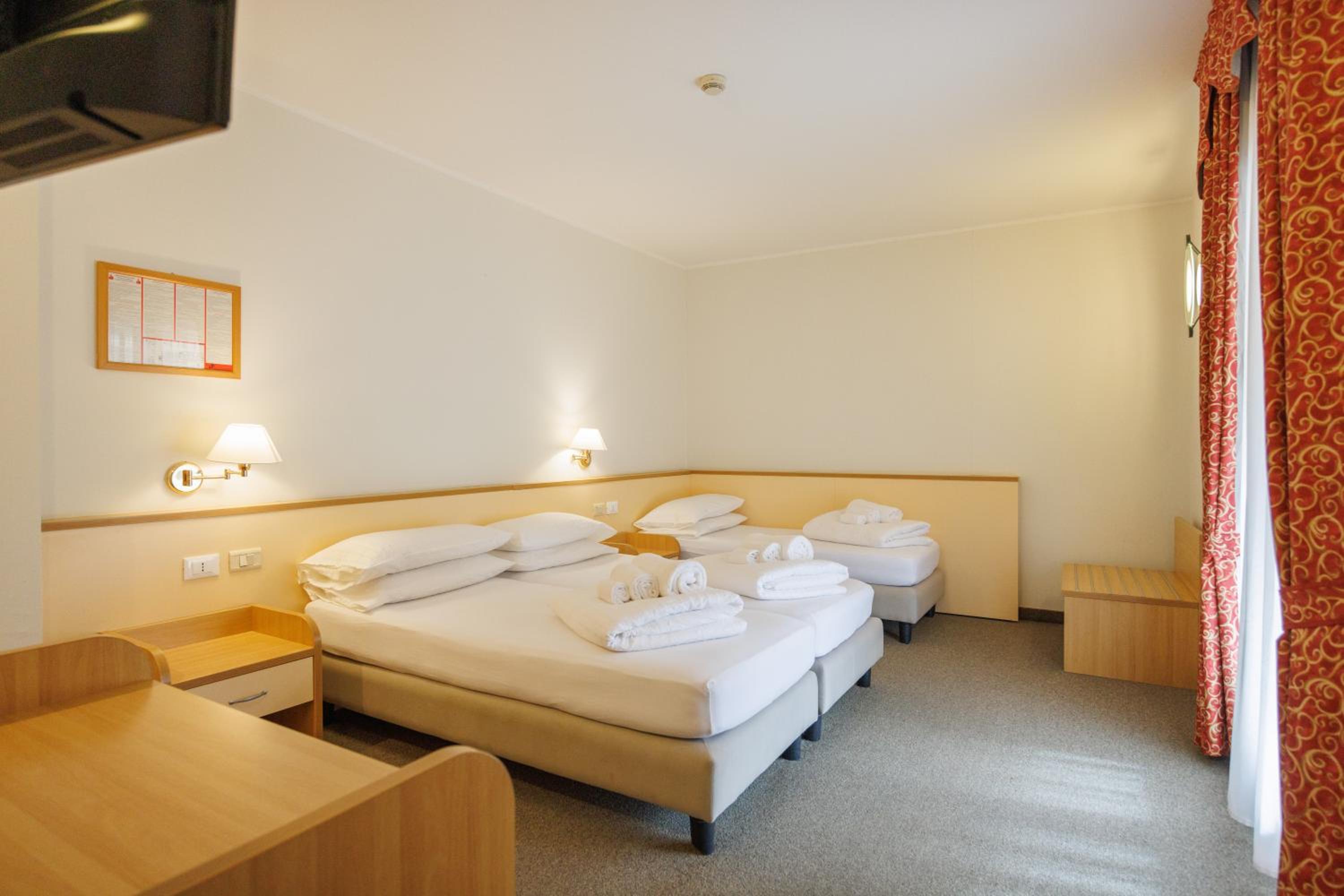 Triple Room with Balcony - Photo 2