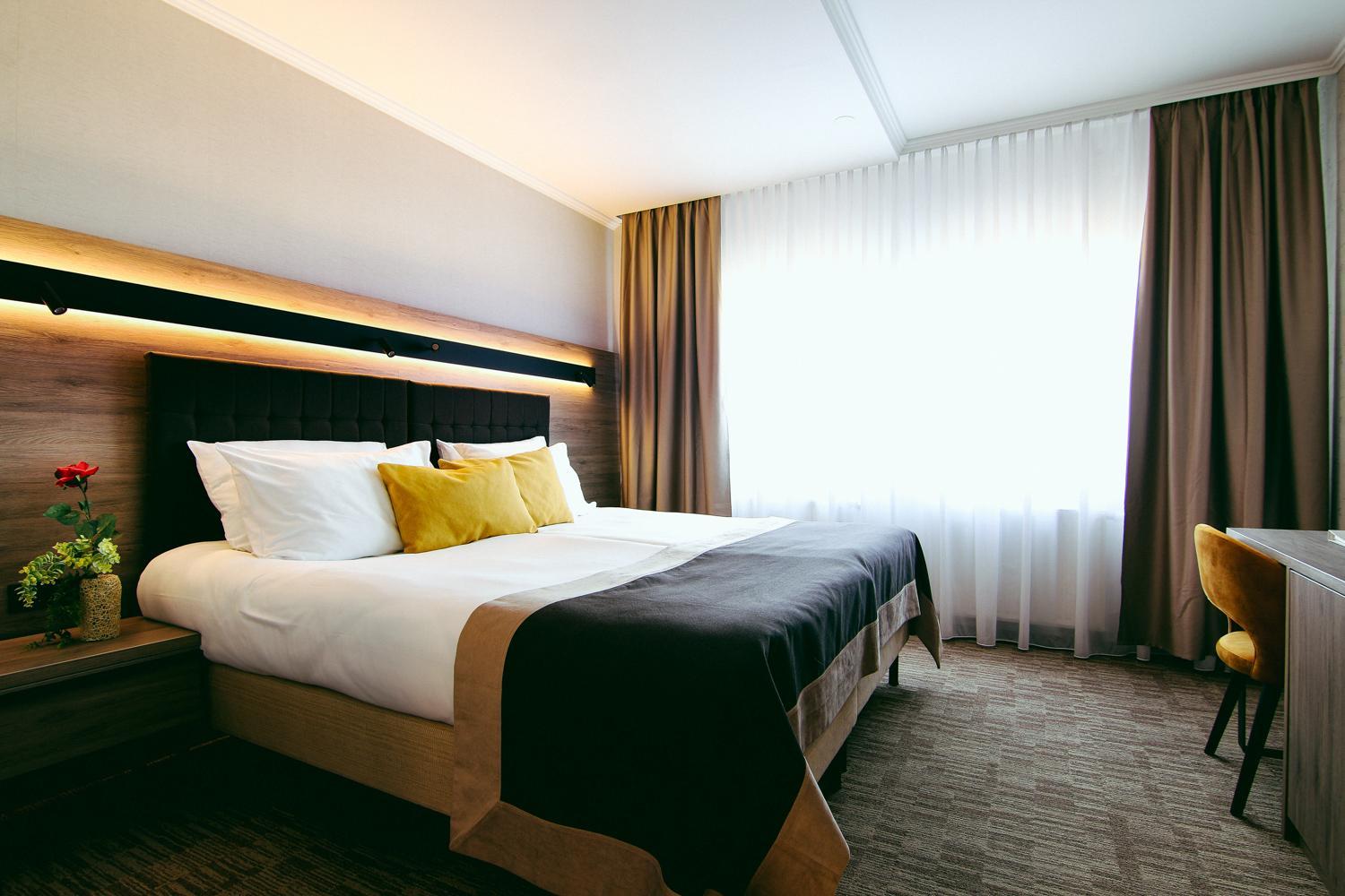 Deluxe Double Room with Balcony and Park View - Photo 2