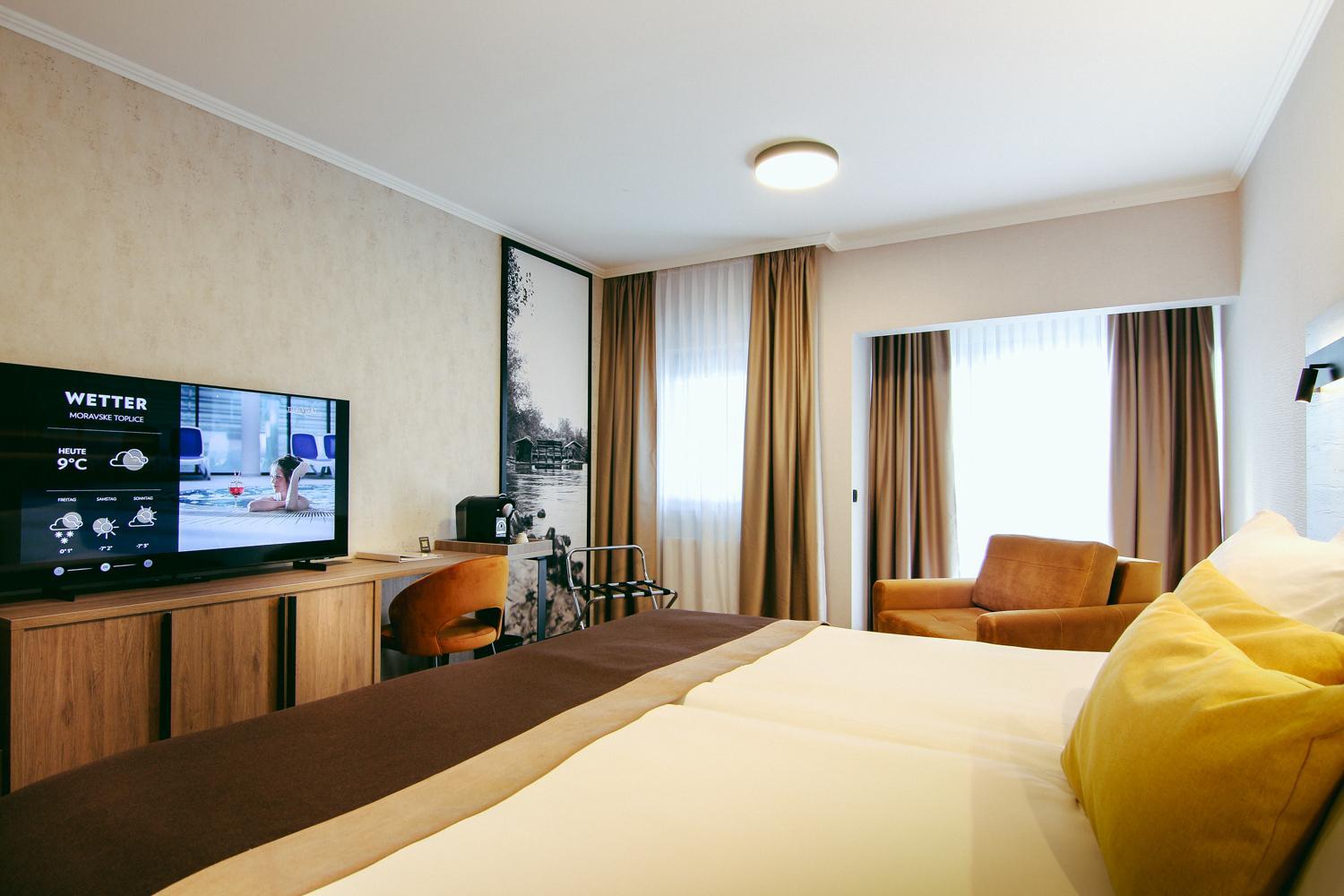 Deluxe Double Room with Balcony and Park View - Photo 8