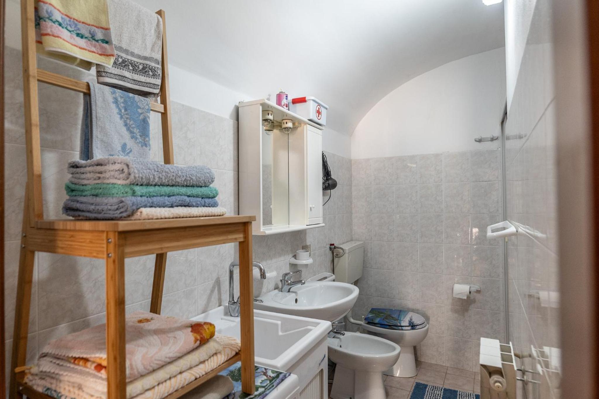 One-Bedroom House - Photo 32