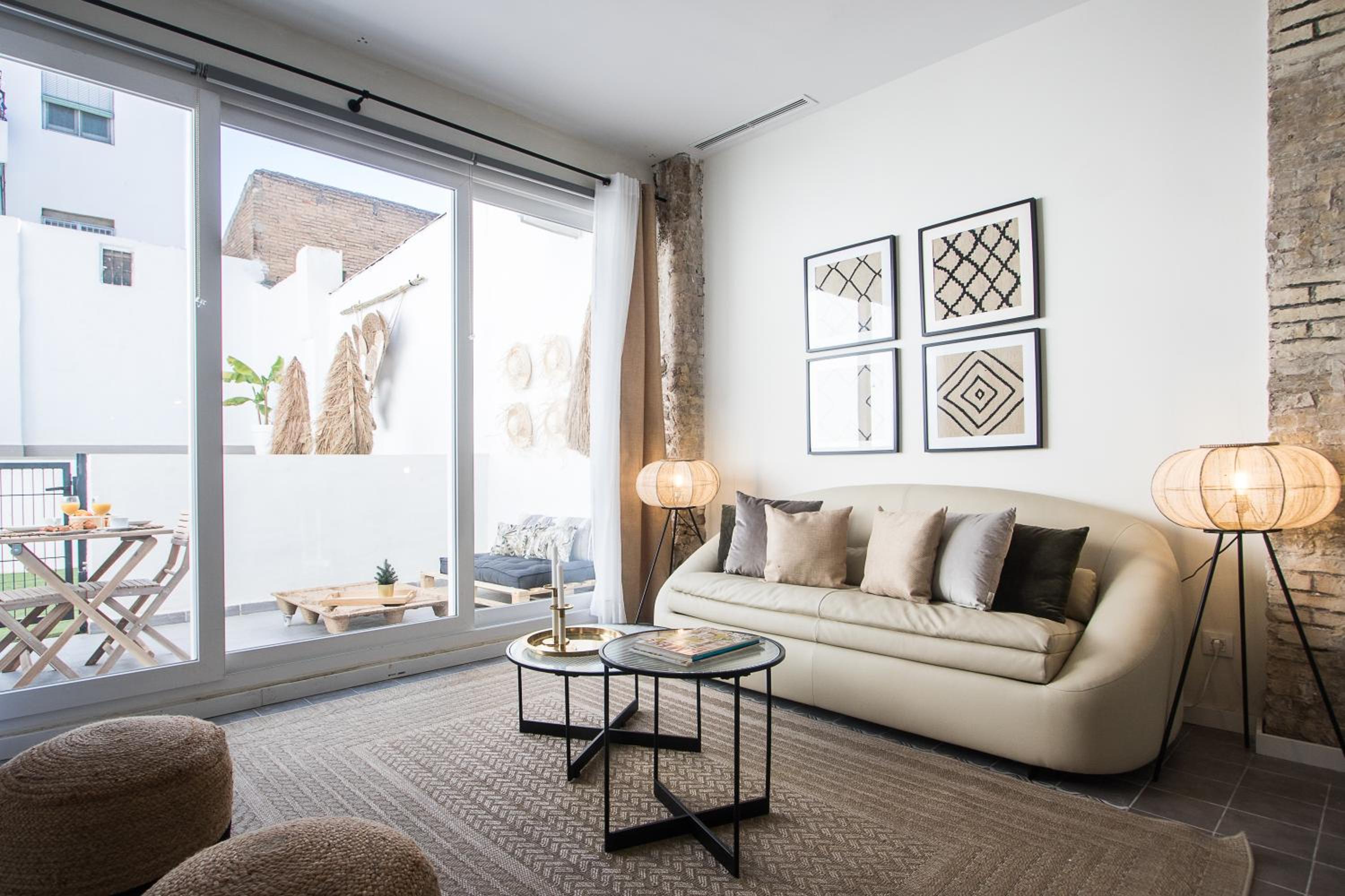 Apartamento de Dos Dormitorios con Vista a la Piscina