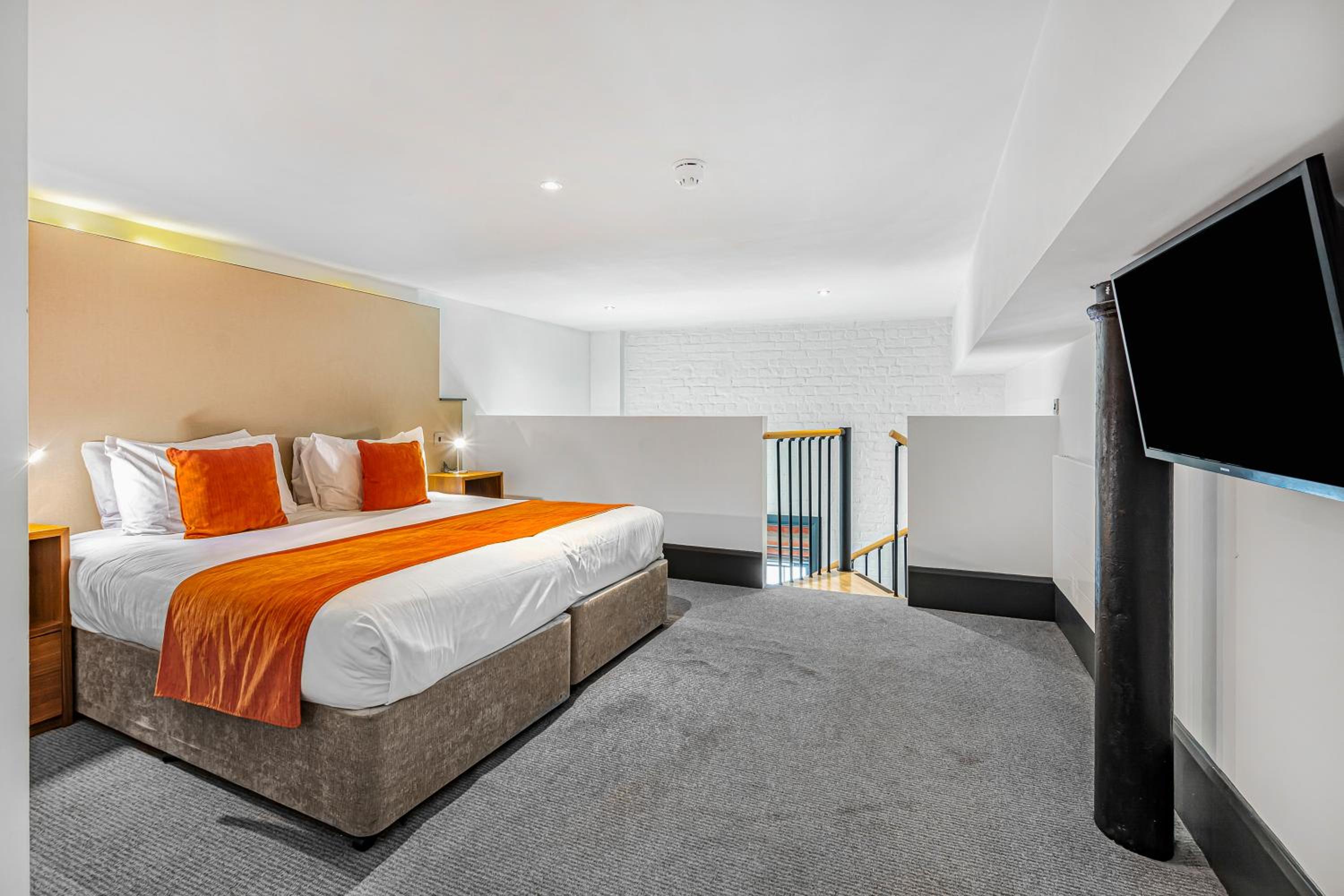Large Double Room - Mezzanine Room