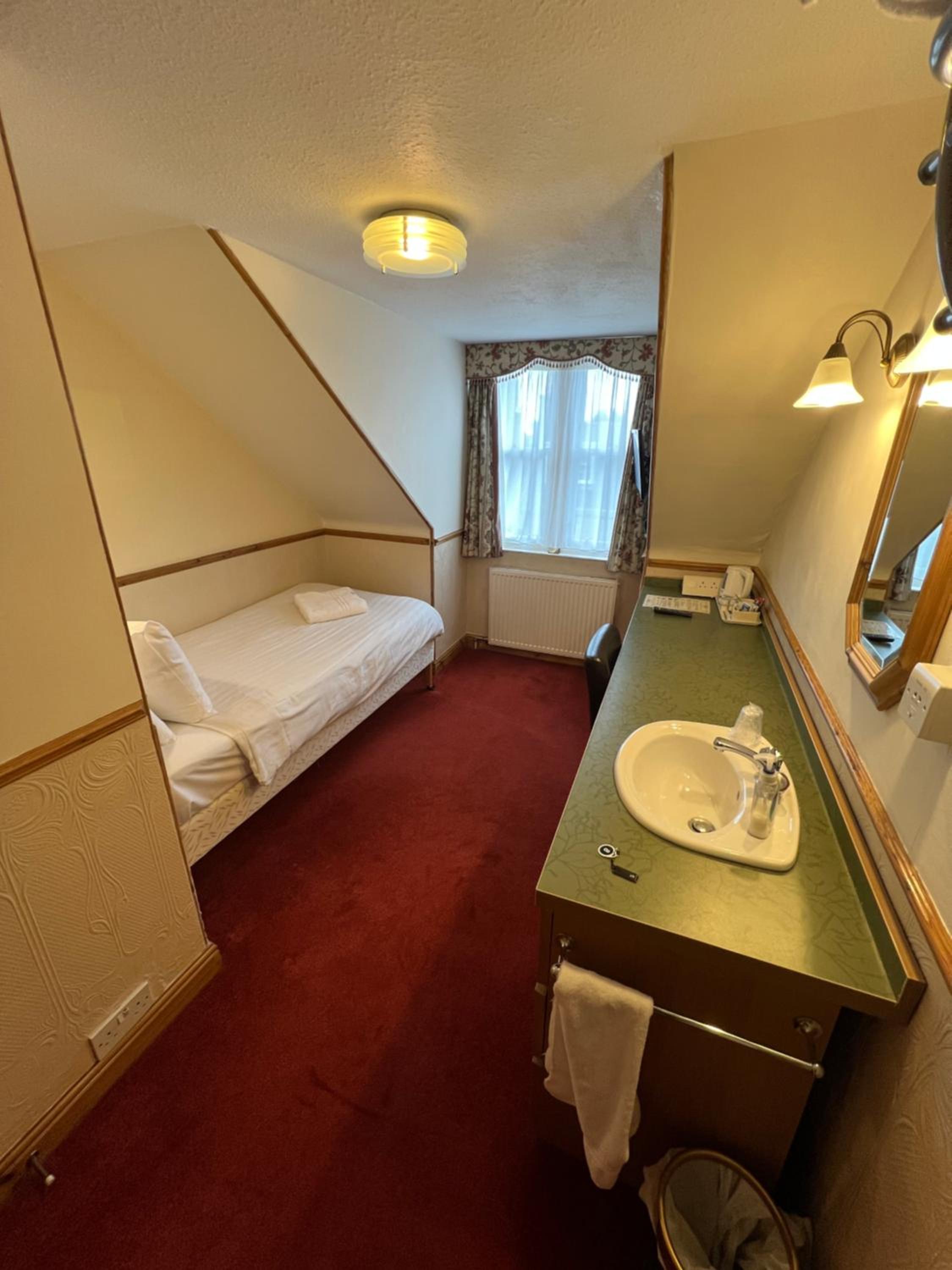 Single Room with Shared Bathroom photo 2