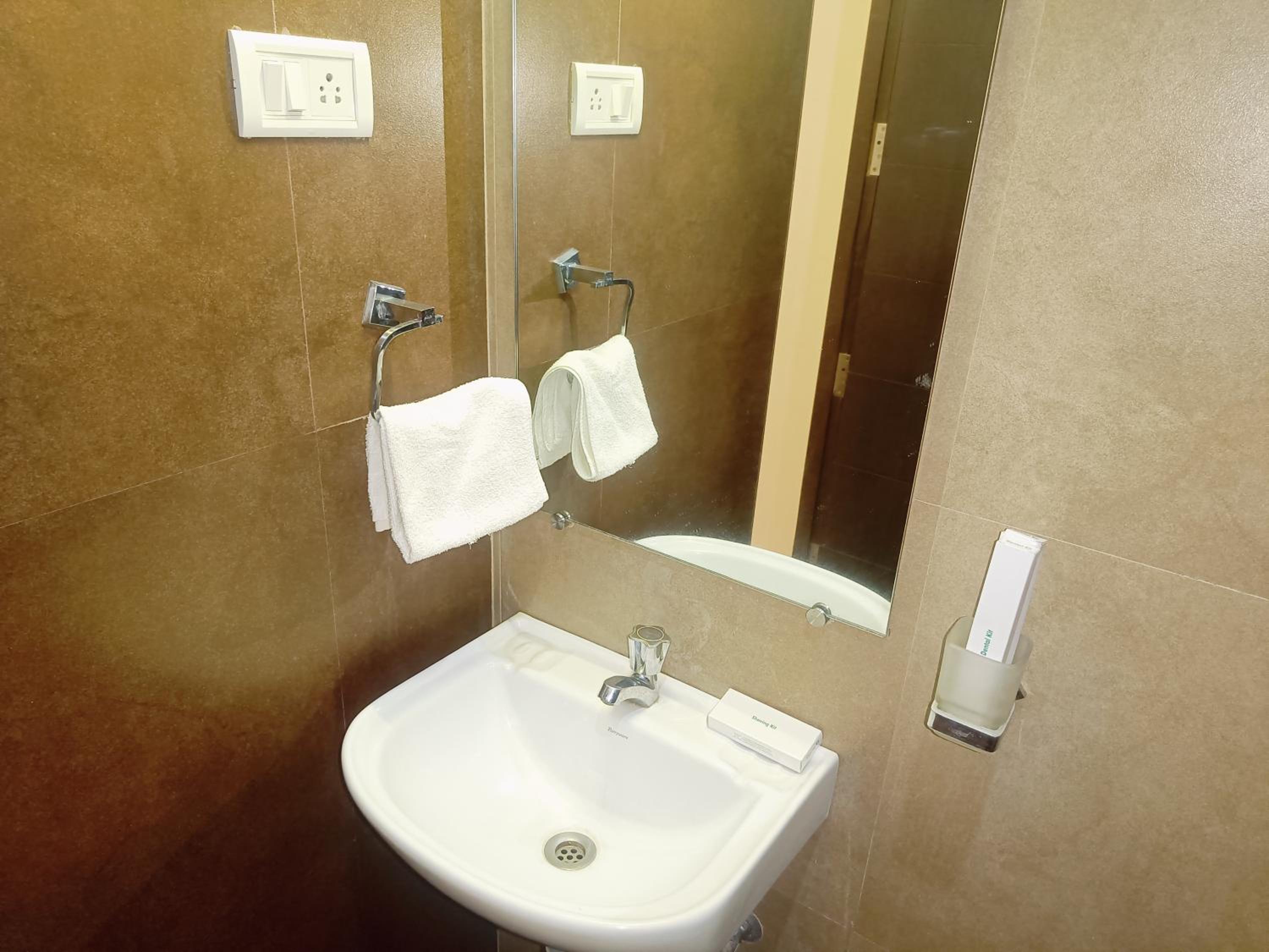 Standard Double Room - Photo 2