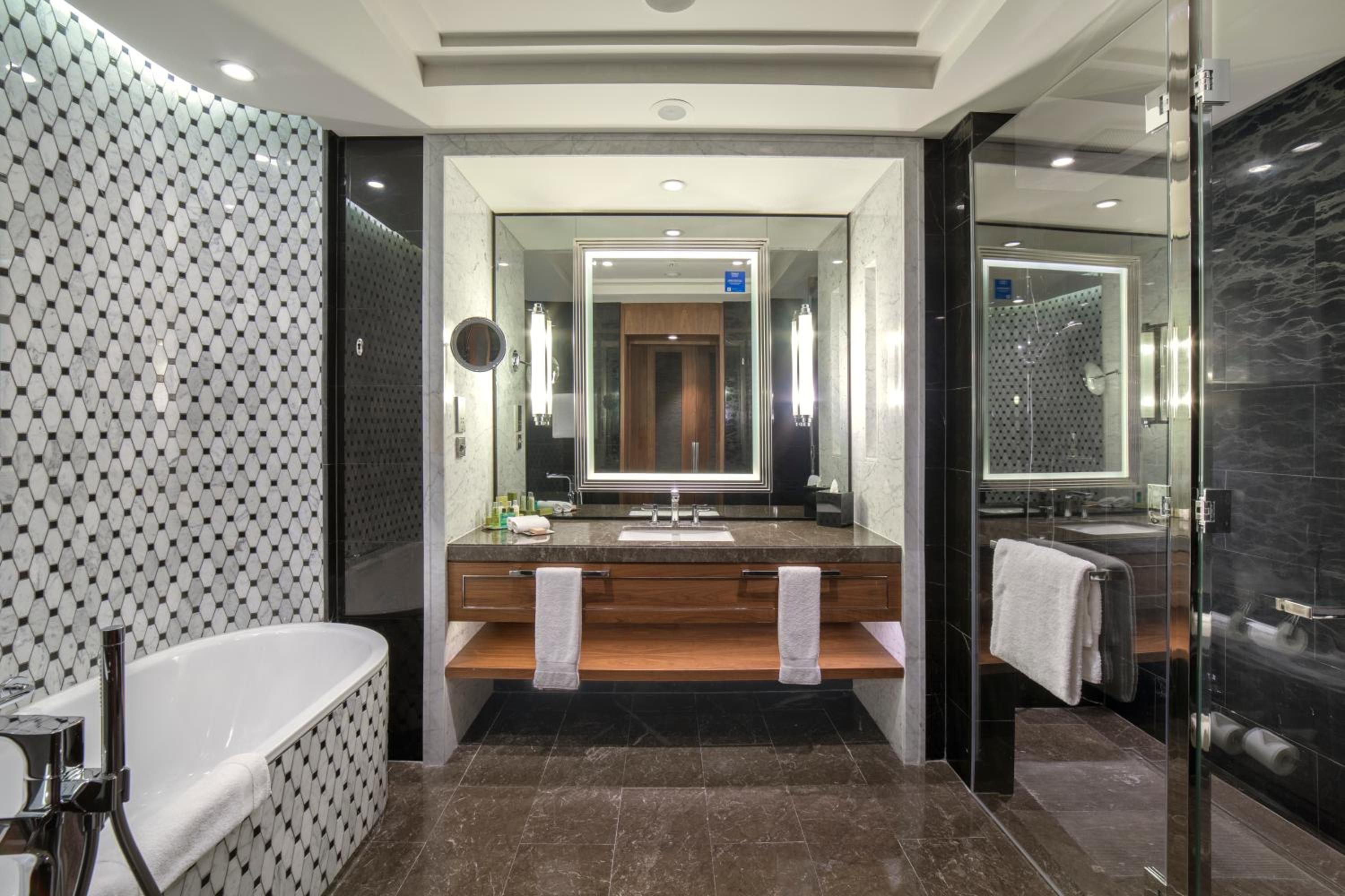 Bomonti Business Suite with Sea View and Lounge Access