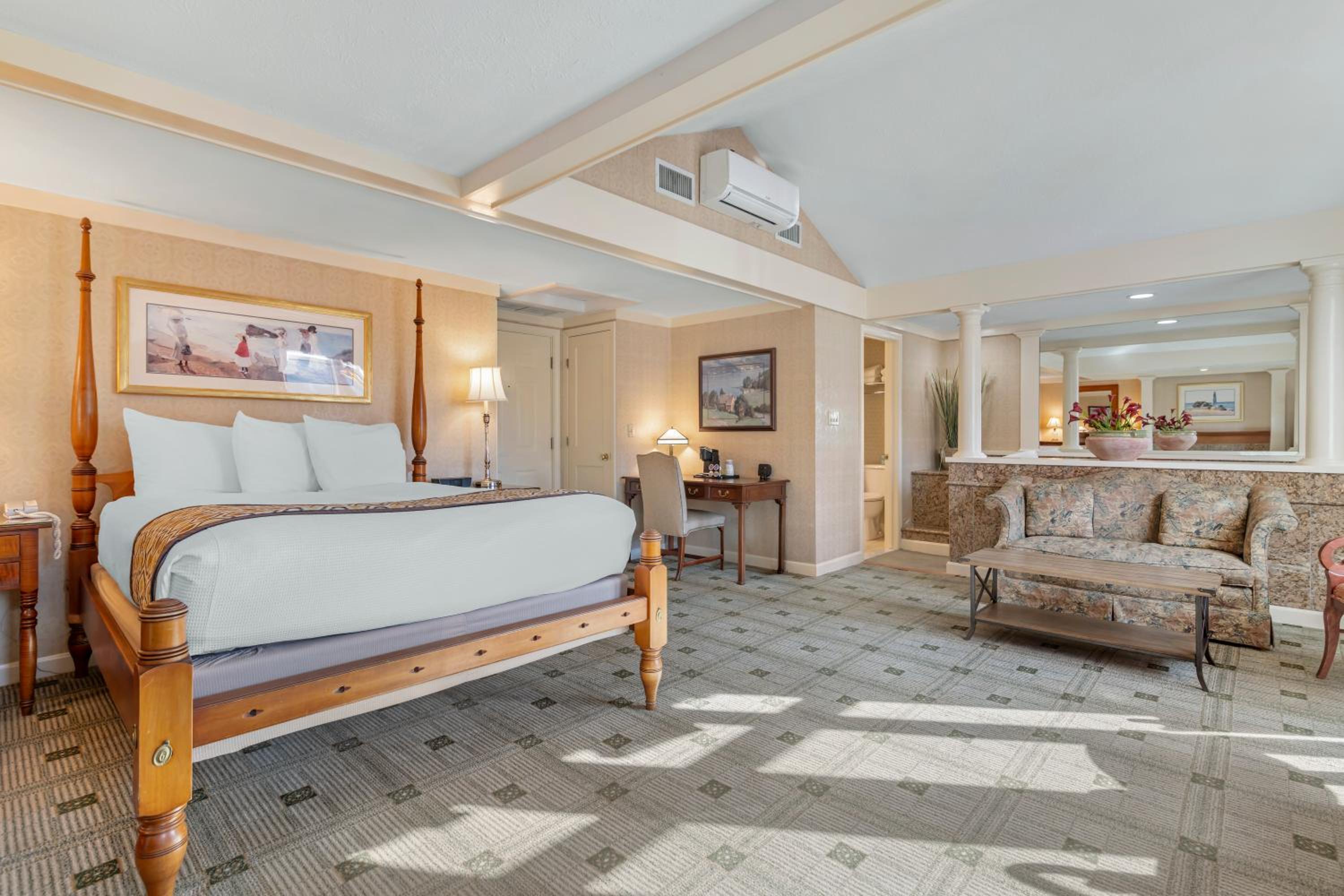 Clover Queen Suite photo 1