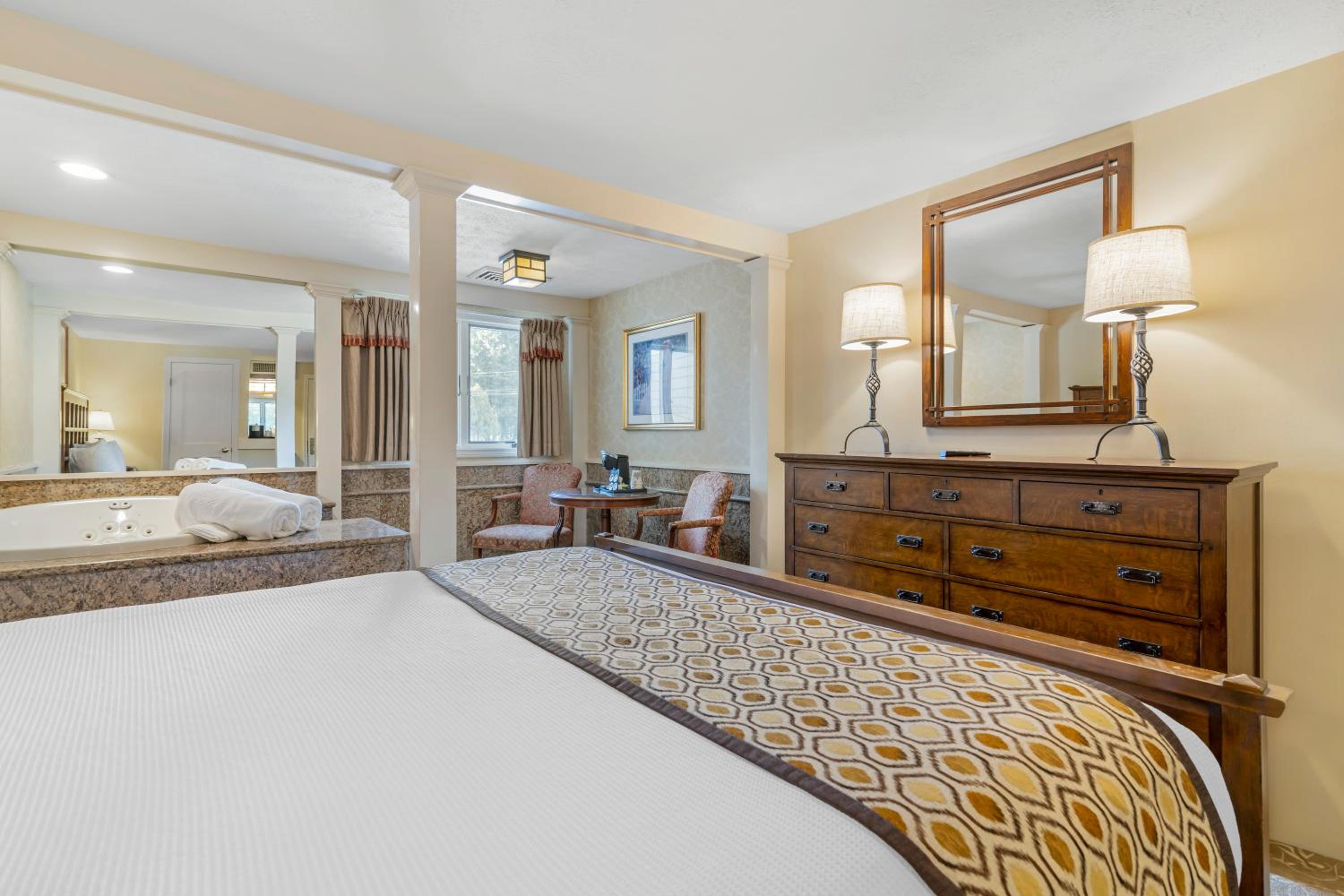 Grand Meadow Jacuzzi King photo 1