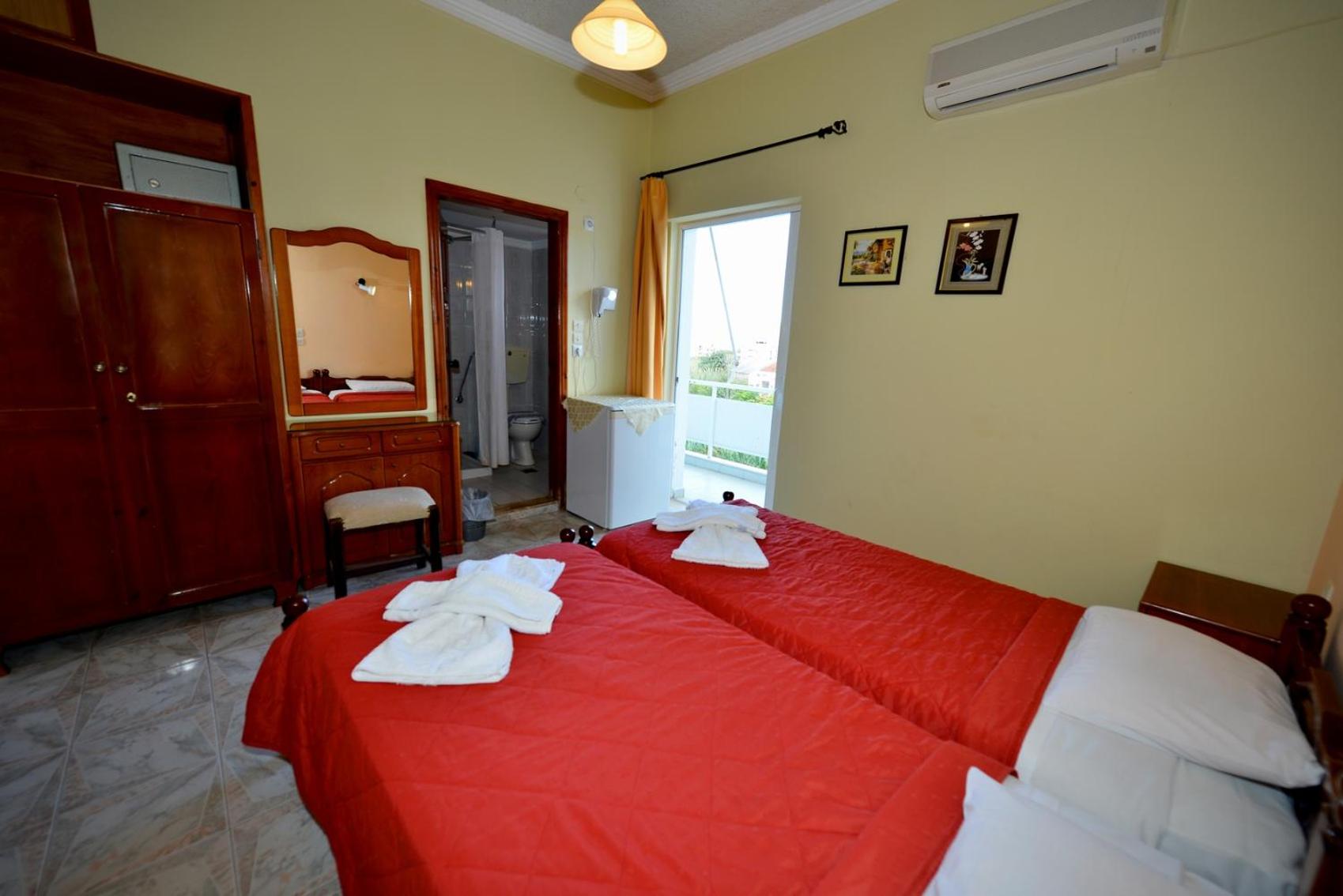 Double Room with Sea View - Photo 9