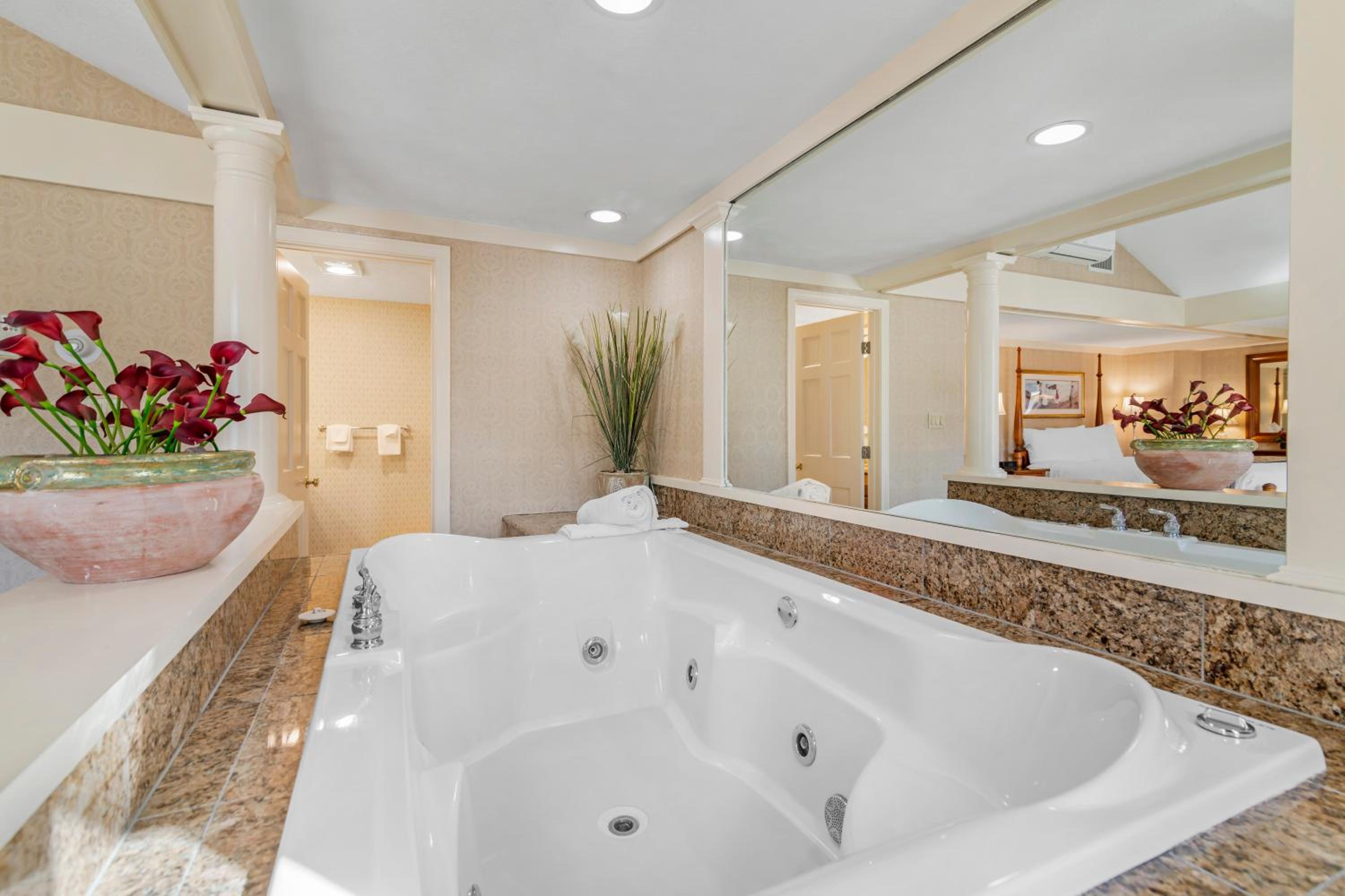 Clover Queen Suite photo 3