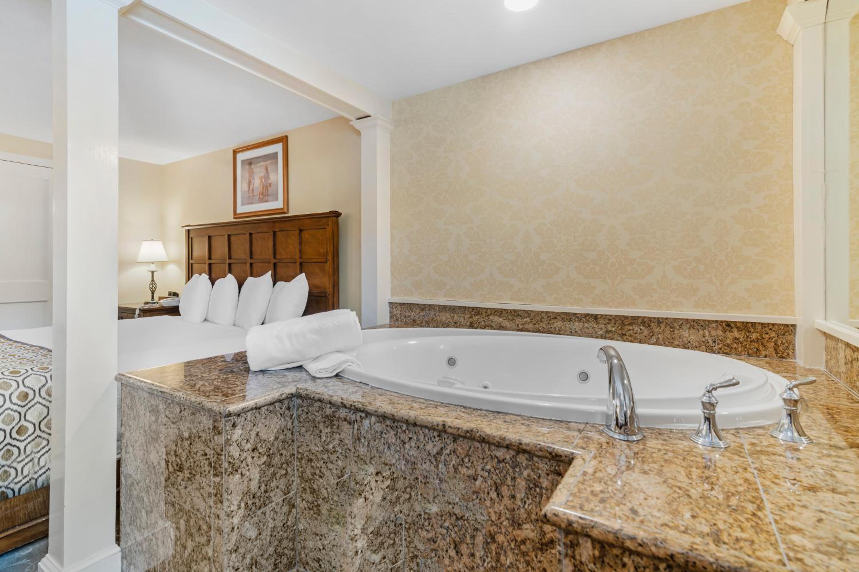 Grand Meadow Jacuzzi King photo 2