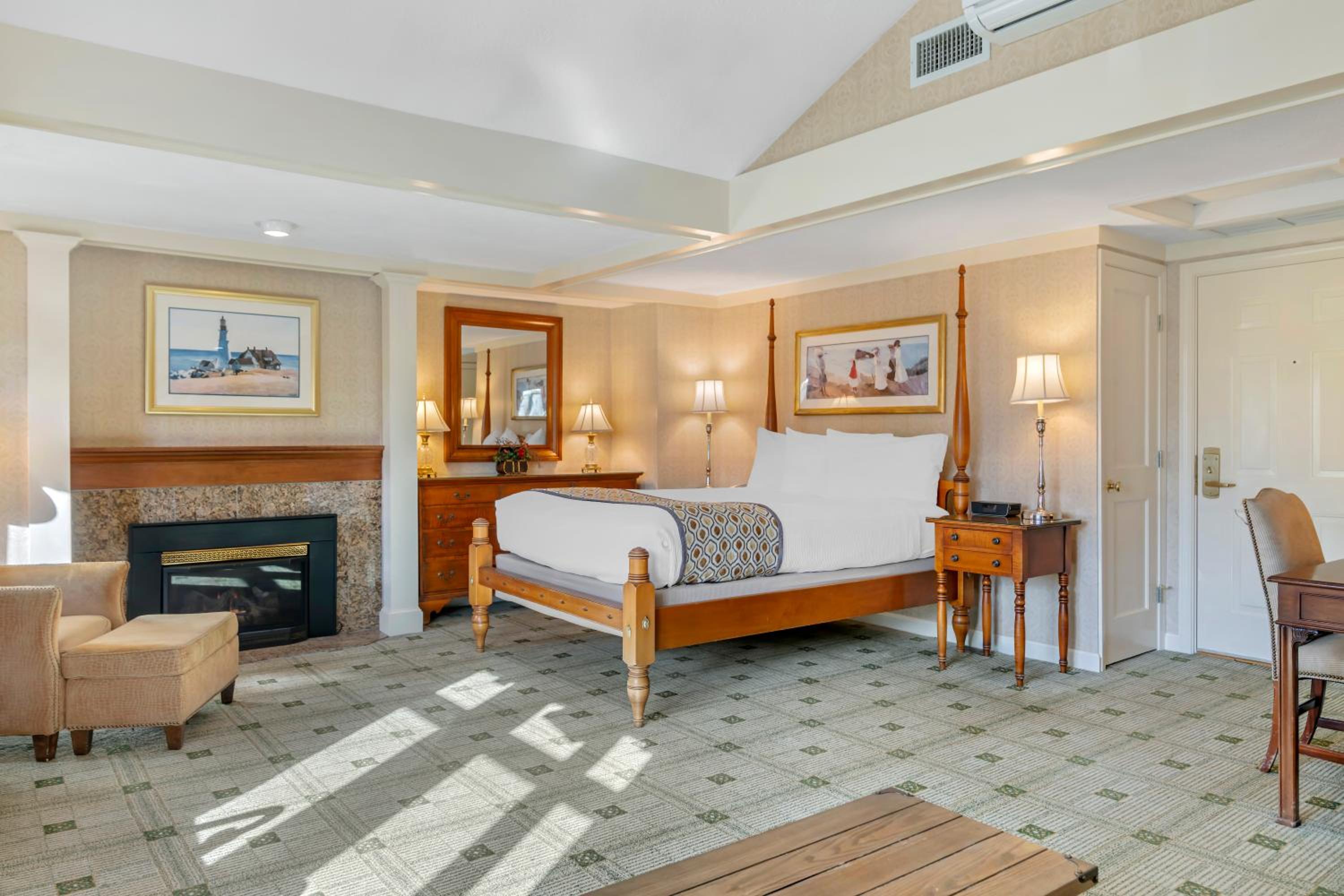 Clover Queen Suite photo 2