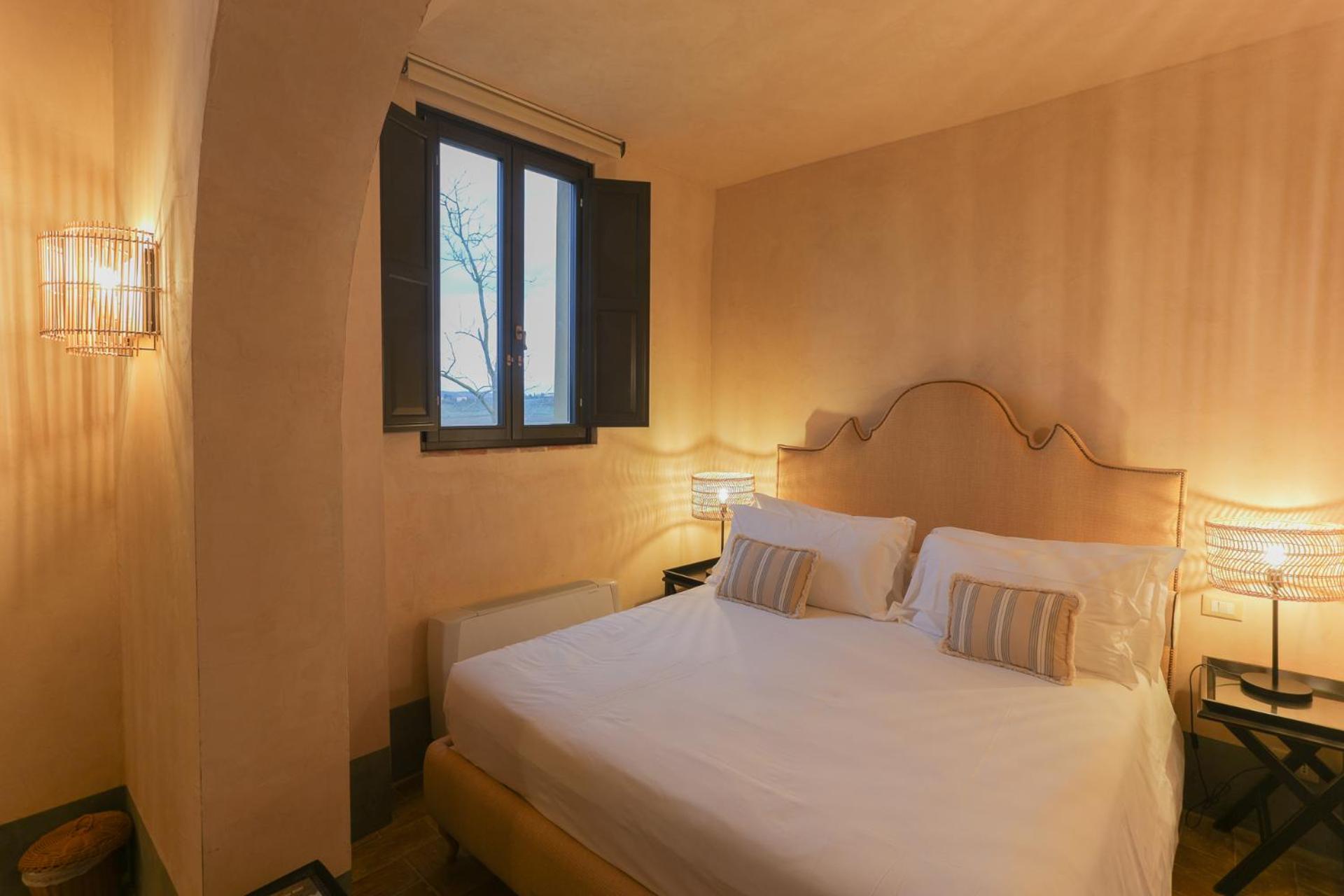Deluxe King Room - Photo 11