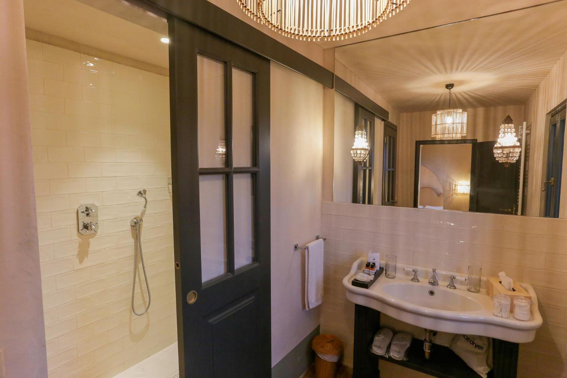 Deluxe King Room - Photo 12